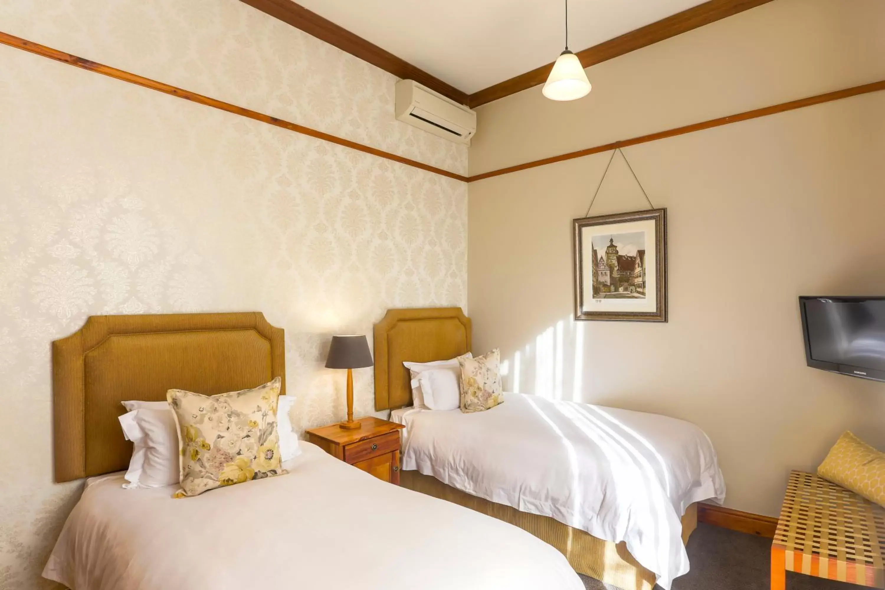 Northern Twin Room with Balcony in Eendracht Hotel Northern Twin Room with Balcony in Eendracht Hotel