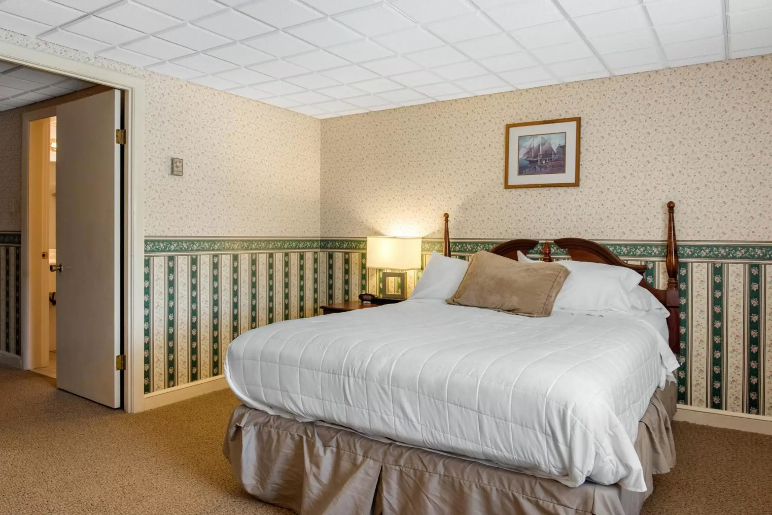 Queen Room - Pet Friendly in Coachman Inn Queen Room - Pet Friendly in Coachman Inn
