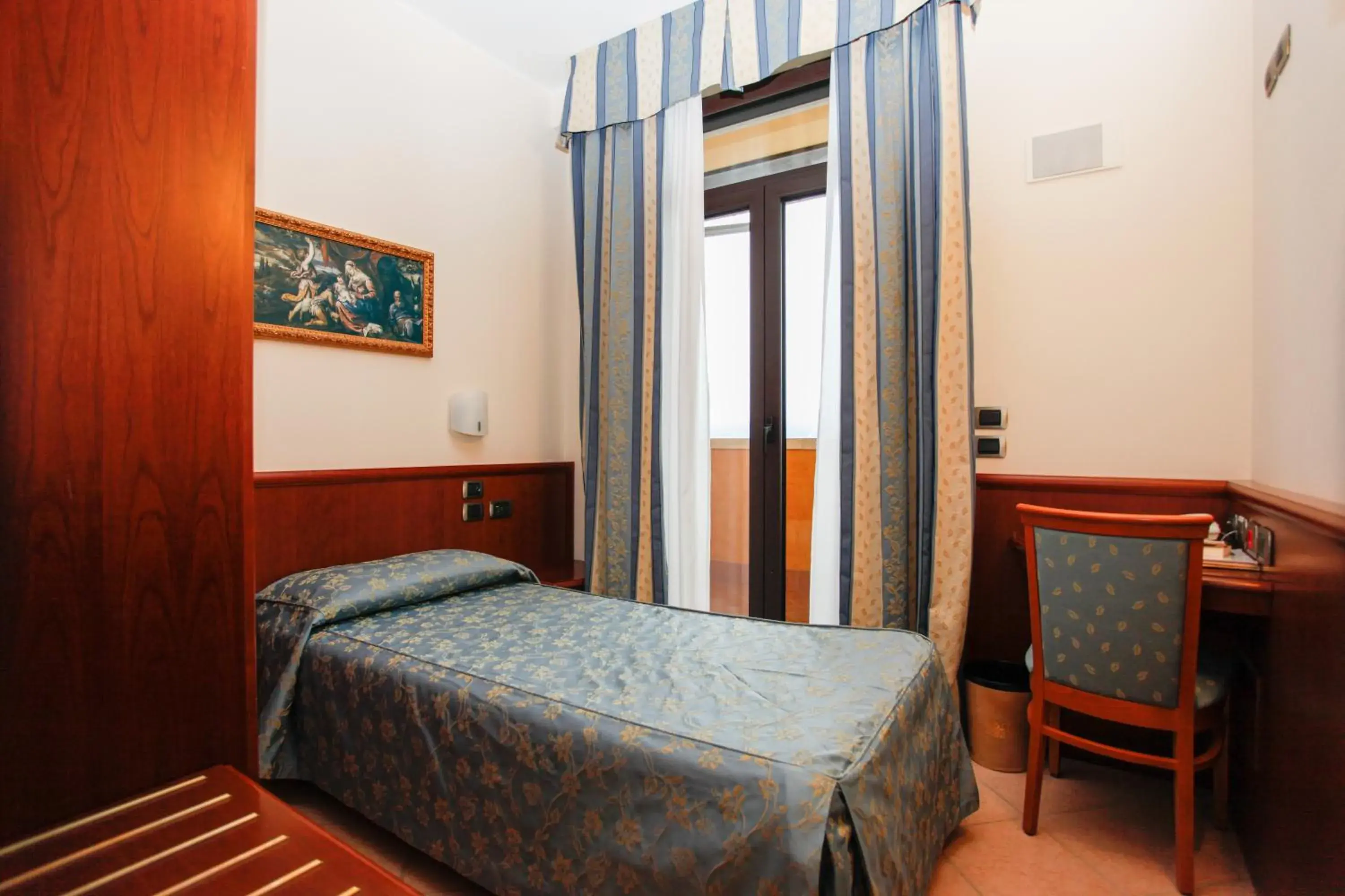 Superior Single Room in Garda Family House Superior Single Room in Garda Family House