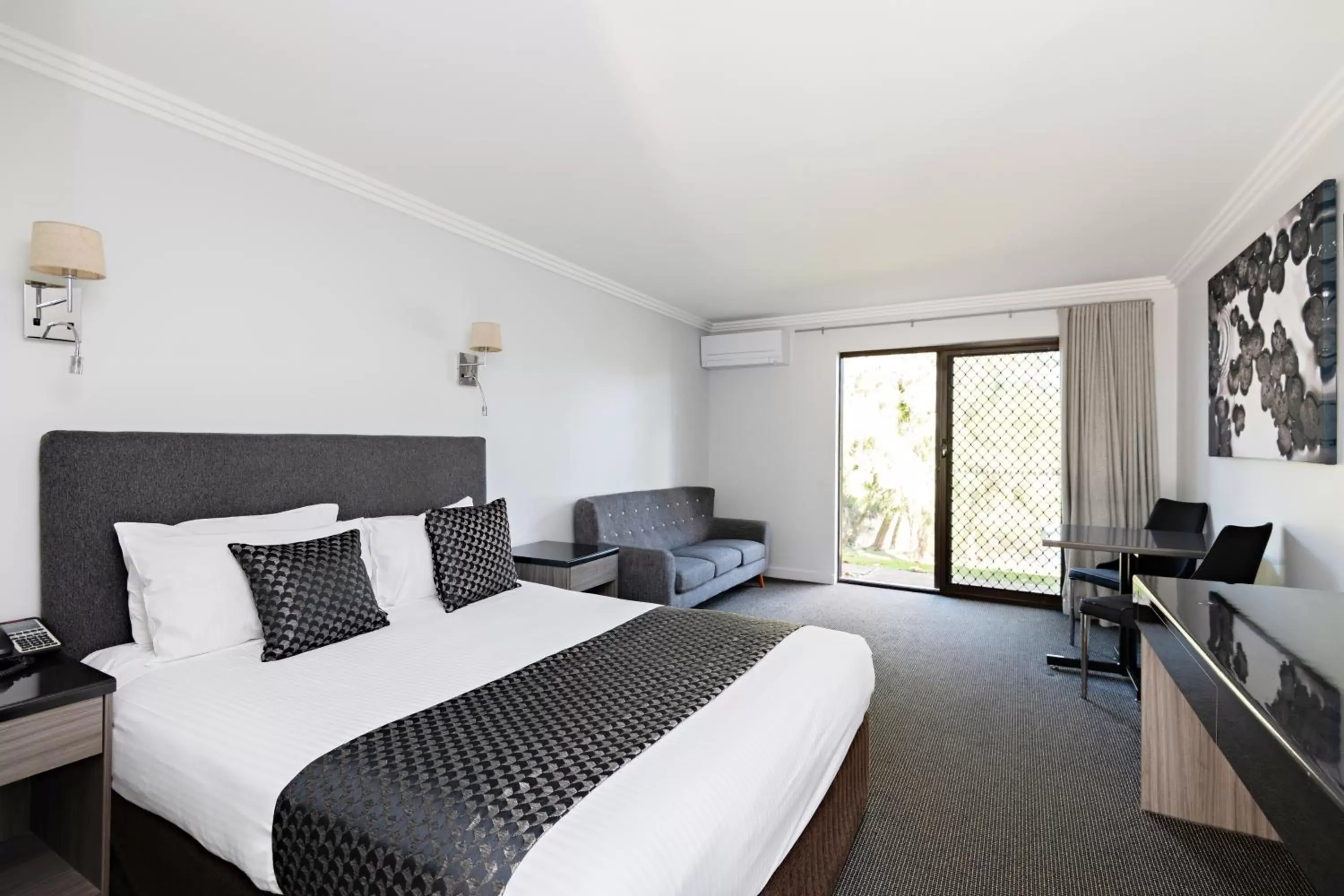 Executive Queen Room in Lincoln Downs Resort Batemans Bay Executive Queen Room in Lincoln Downs Resort Batemans Bay