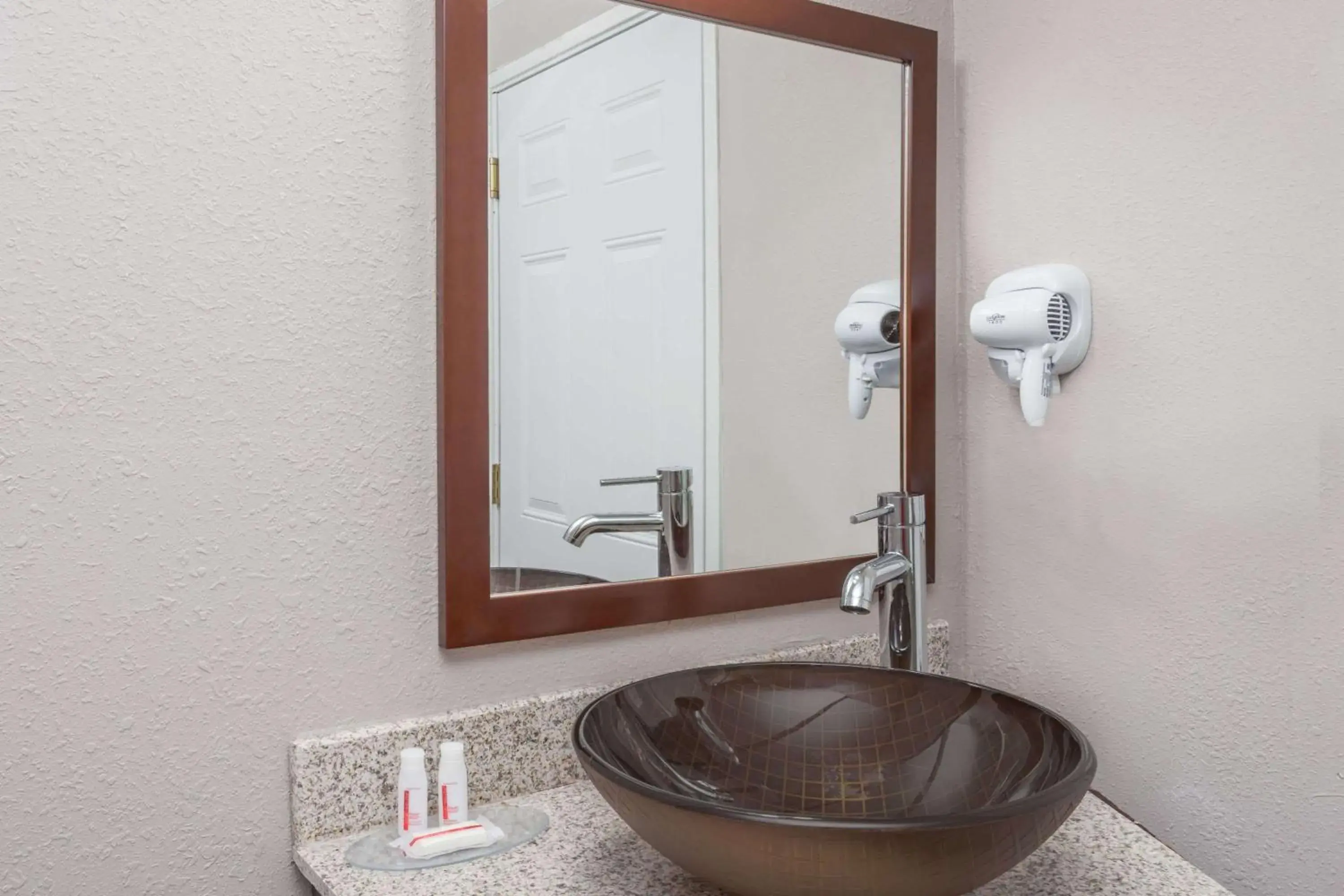 Studio King Suite - Non-Smoking in Baymont by Wyndham Delavan Near Lake Geneva Studio King Suite - Non-Smoking in Baymont by Wyndham Delavan Near Lake Geneva