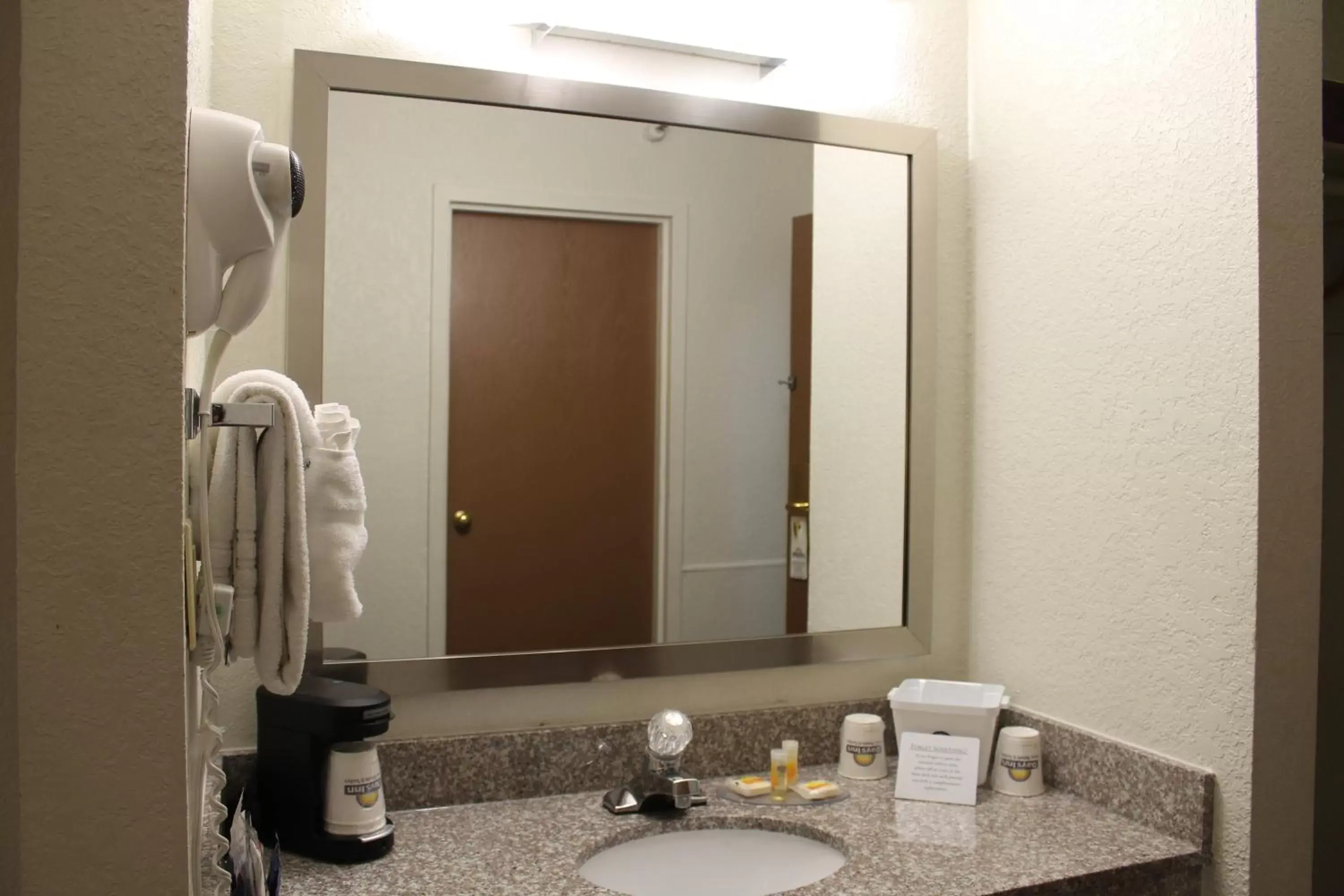 Standard Room with Two Double Beds - Smoking in Days Inn & Suites by Wyndham Bridgeport - Clarksburg Standard Room with Two Double Beds - Smoking in Days Inn & Suites by Wyndham Bridgeport - Clarksburg