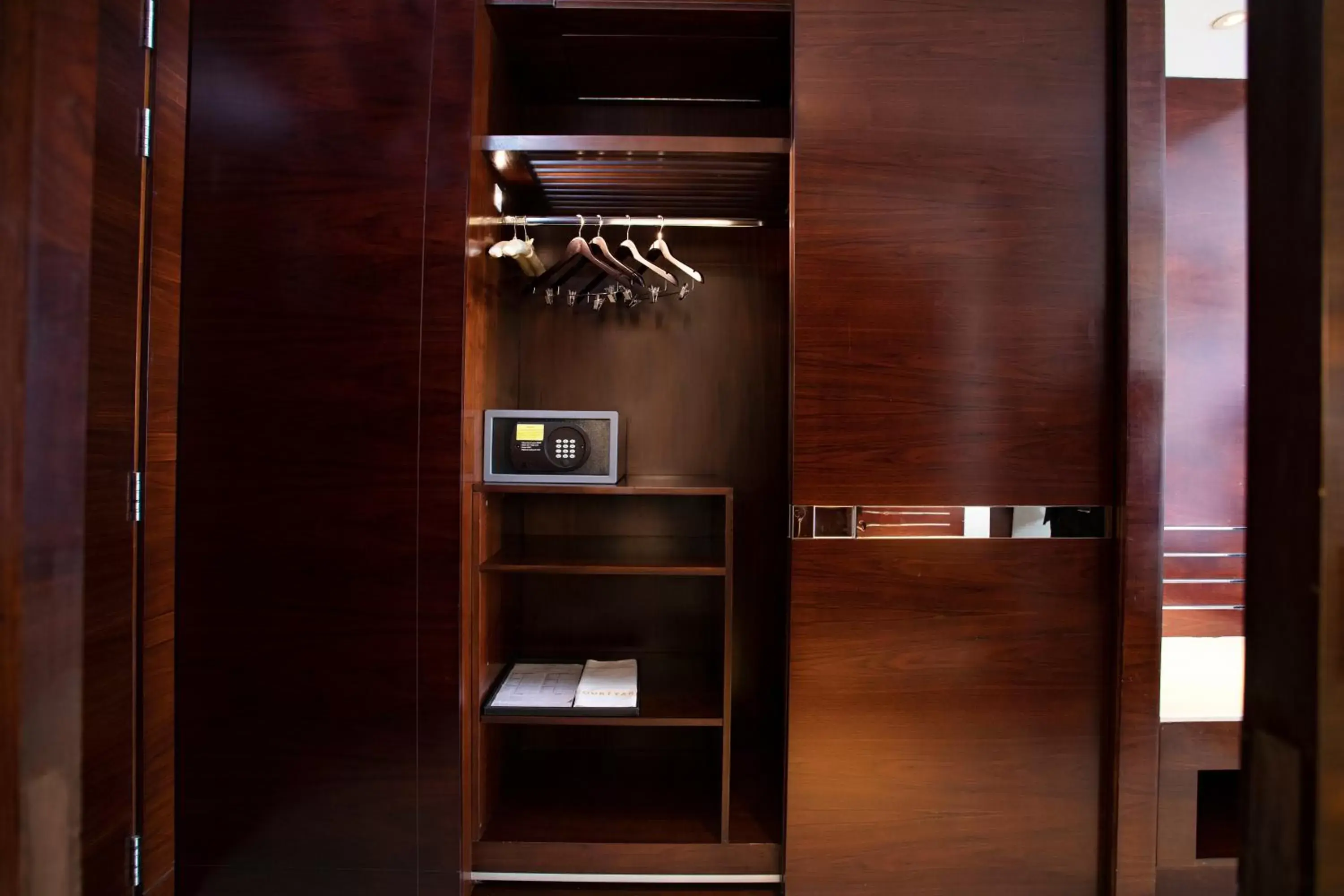 Deluxe Twin Room in Courtyard by Marriott Pune Chakan Deluxe Twin Room in Courtyard by Marriott Pune Chakan