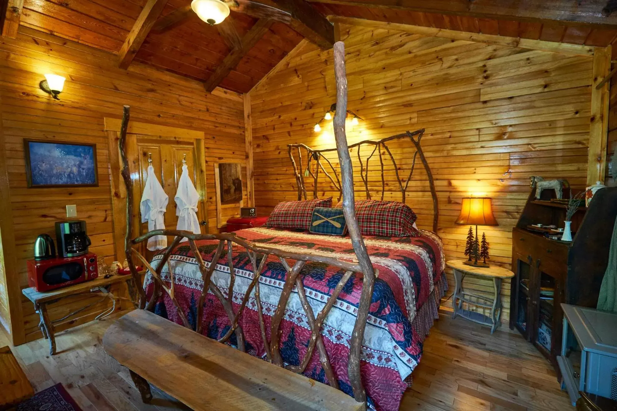 King Room in Creekwalk Inn Bed and Breakfast with Cabins King Room in Creekwalk Inn Bed and Breakfast with Cabins