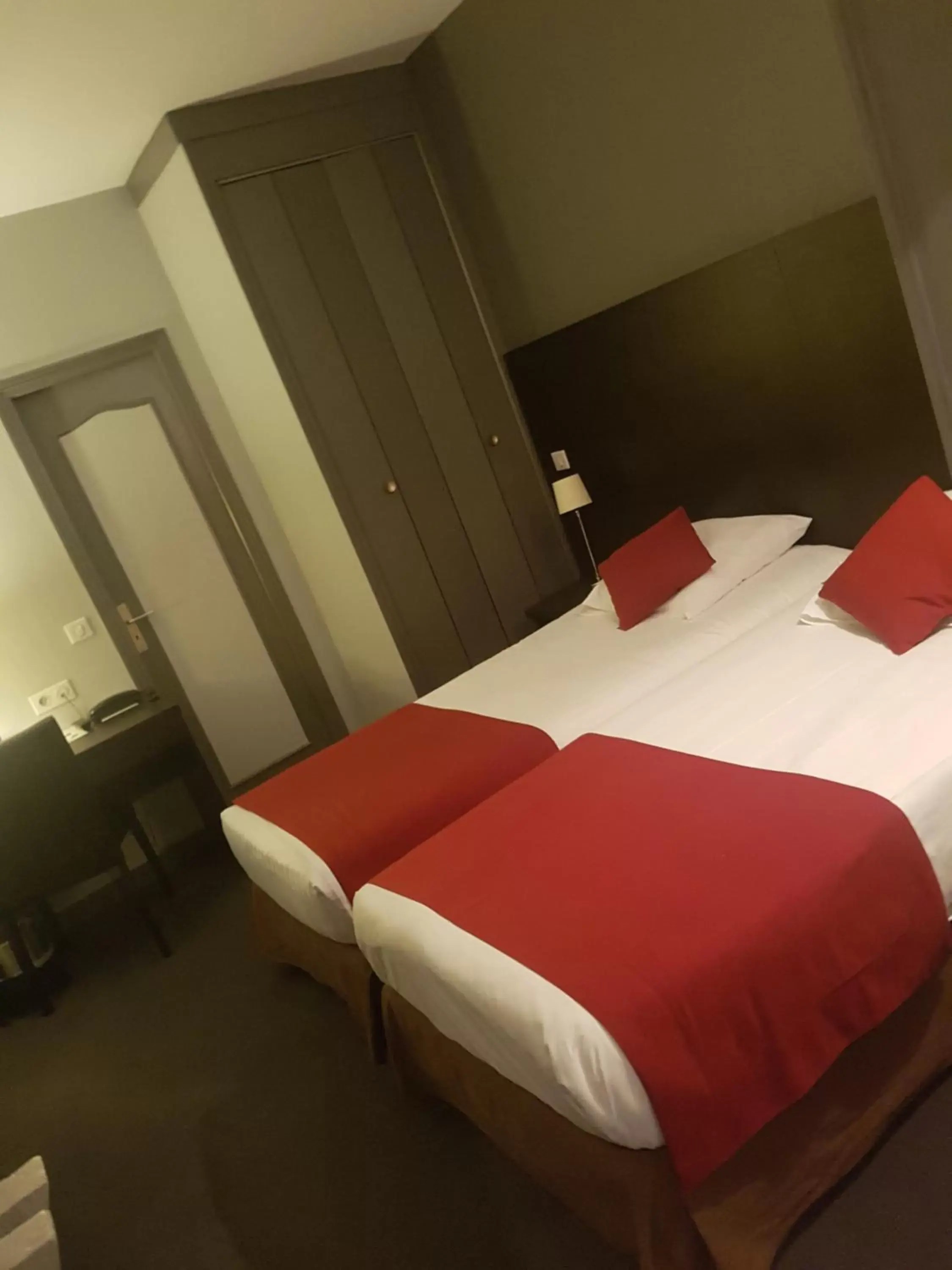 Twin Room in Logis - Hôtel du Nord et Restaurant La Table d'Elisa Twin Room in Logis - Hôtel du Nord et Restaurant La Table d'Elisa