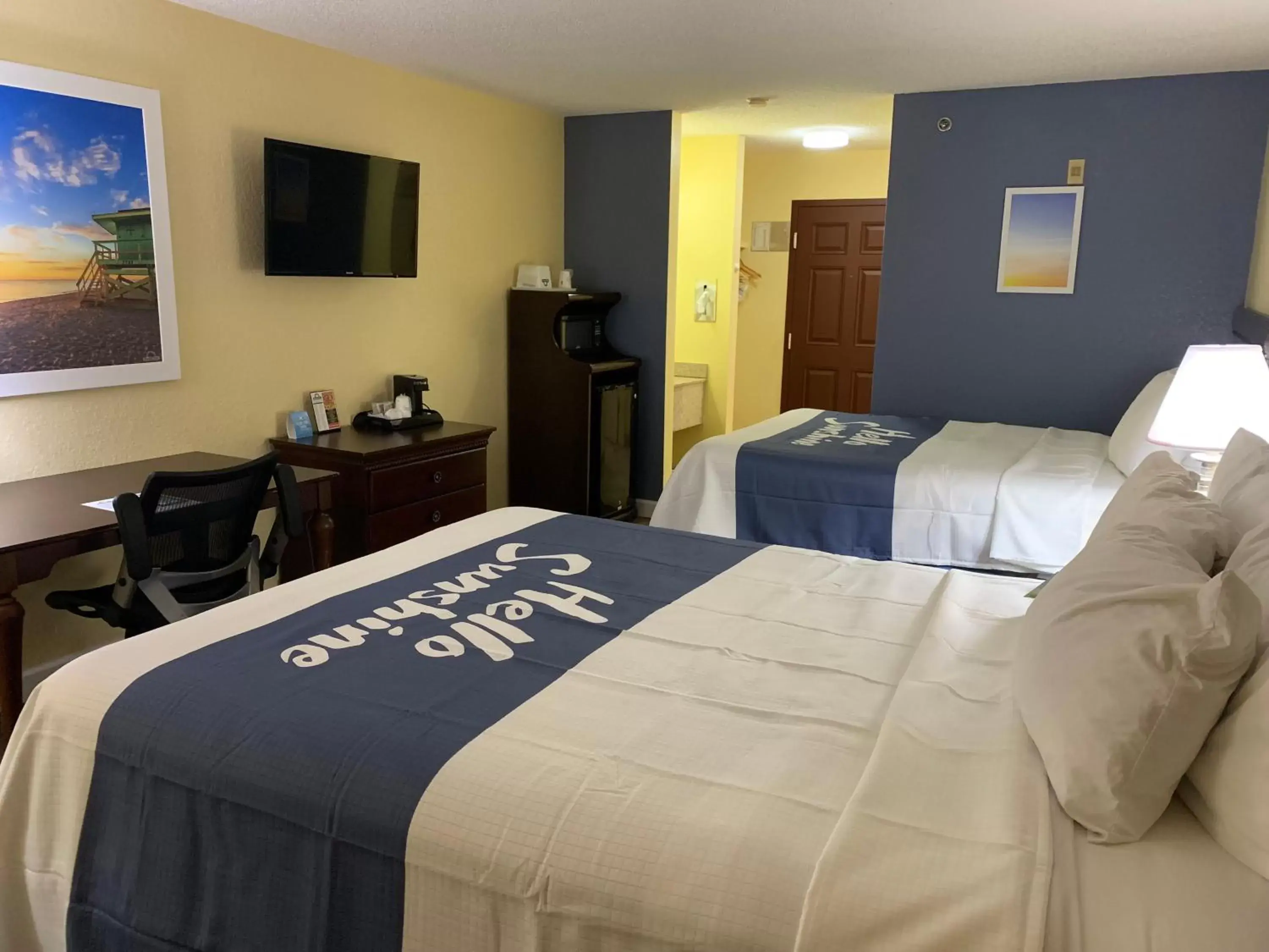 Queen Room with Two Queen Beds and Bath Tub - Mobility/Hearing Access - Non-Smoking in Days Inn by Wyndham Sarasota I-75 Queen Room with Two Queen Beds and Bath Tub - Mobility/Hearing Access - Non-Smoking in Days Inn by Wyndham Sarasota I-75