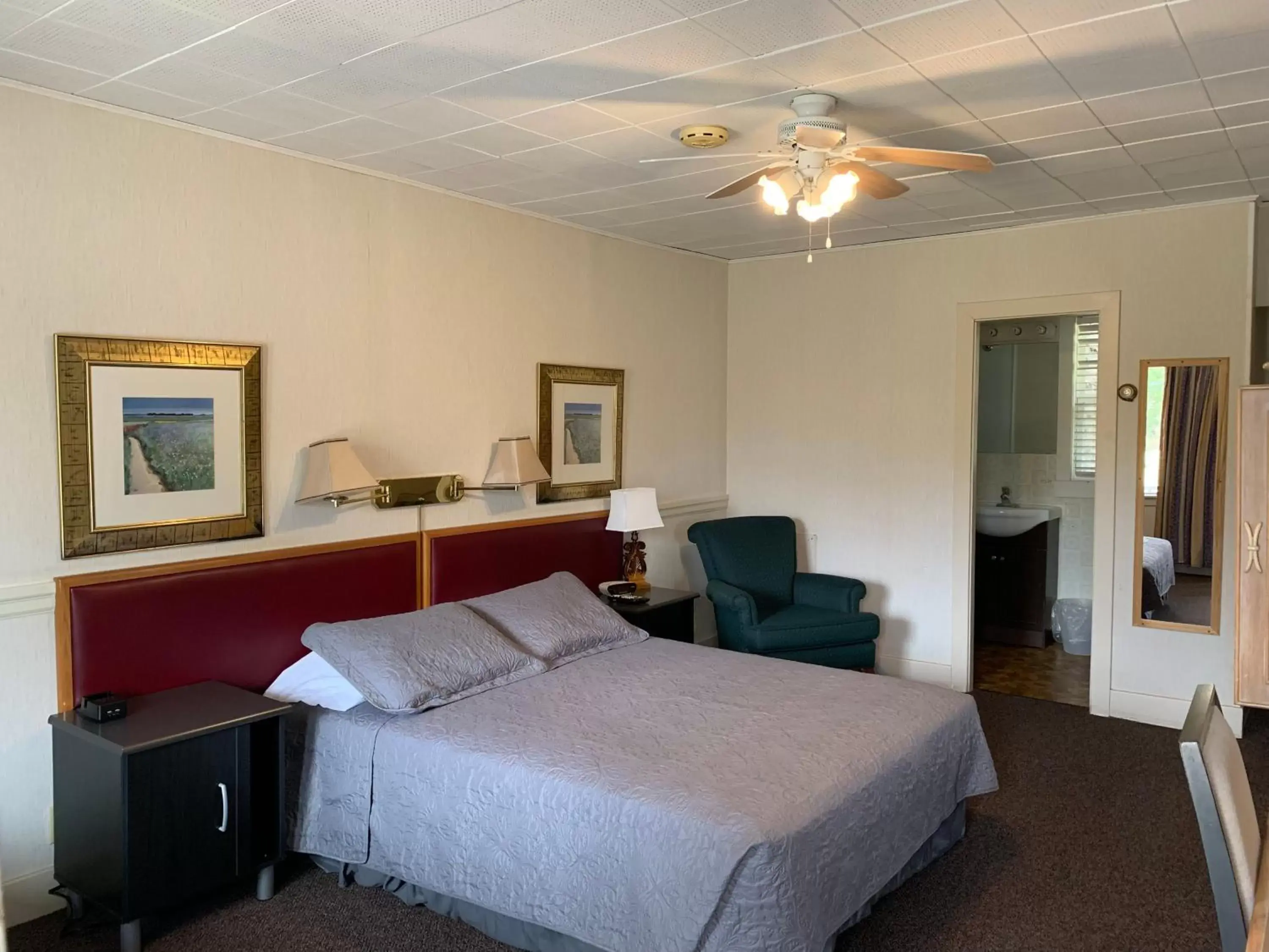 Queen Room in The Lionstone Inn Motel and Cottages Queen Room in The Lionstone Inn Motel and Cottages