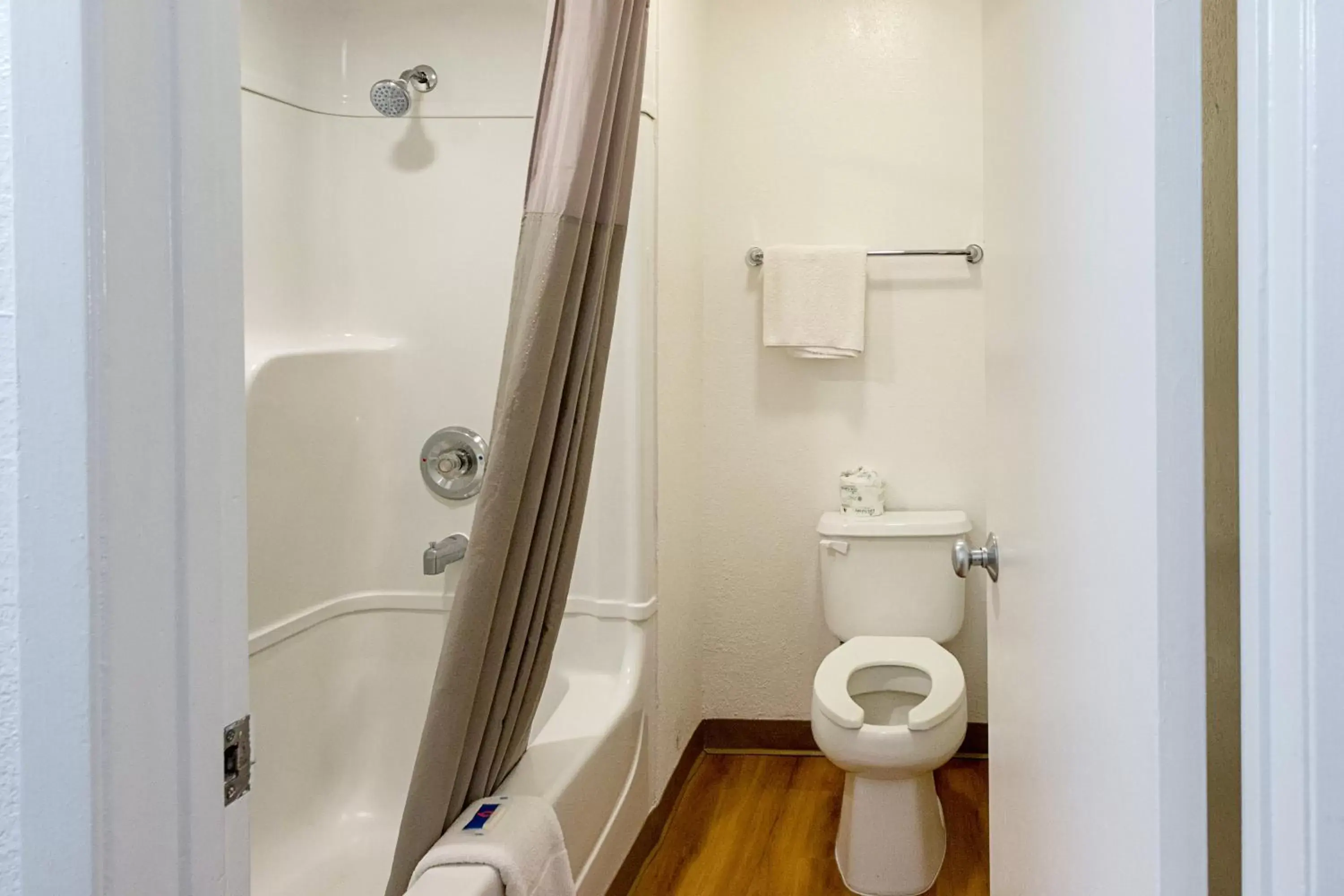 Deluxe Quadruple Room - single occupancy - Non-Smoking in Motel 6-Mcallen, TX Deluxe Quadruple Room - single occupancy - Non-Smoking in Motel 6-Mcallen, TX