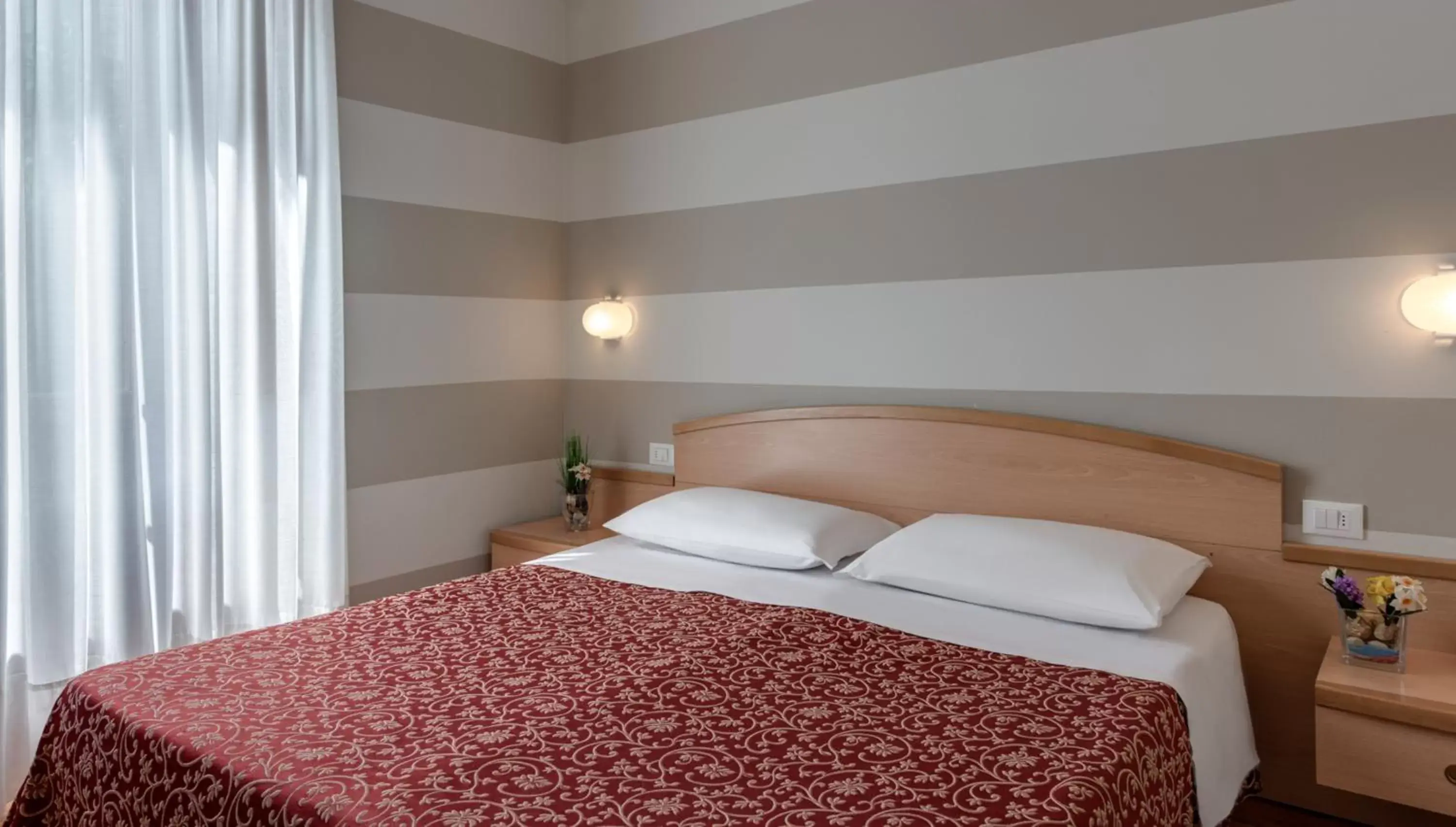 Basic Double Room in Hotel Boston Basic Double Room in Hotel Boston