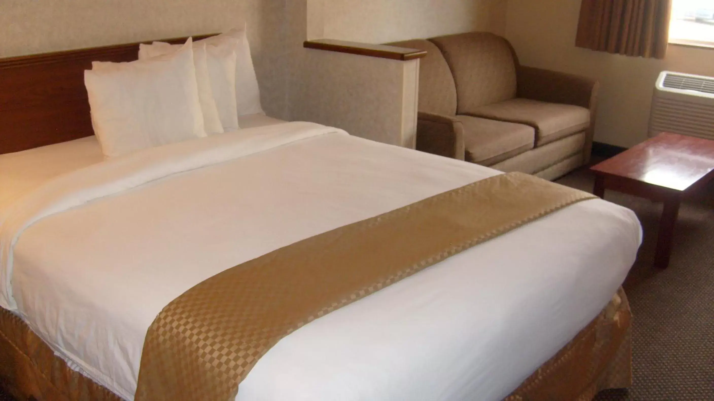 King Suite - Mobility Access/Non-Smoking in Baymont by Wyndham Golden/Red Rocks King Suite - Mobility Access/Non-Smoking in Baymont by Wyndham Golden/Red Rocks