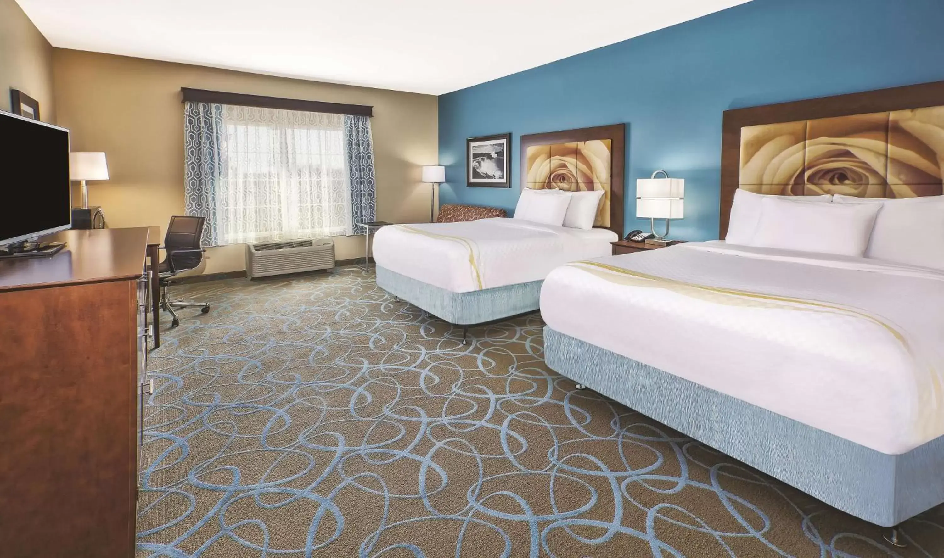 Queen Room with Two Queen Beds - Mobility Access/Non-Smoking in La Quinta by Wyndham Niagara Falls Queen Room with Two Queen Beds - Mobility Access/Non-Smoking in La Quinta by Wyndham Niagara Falls