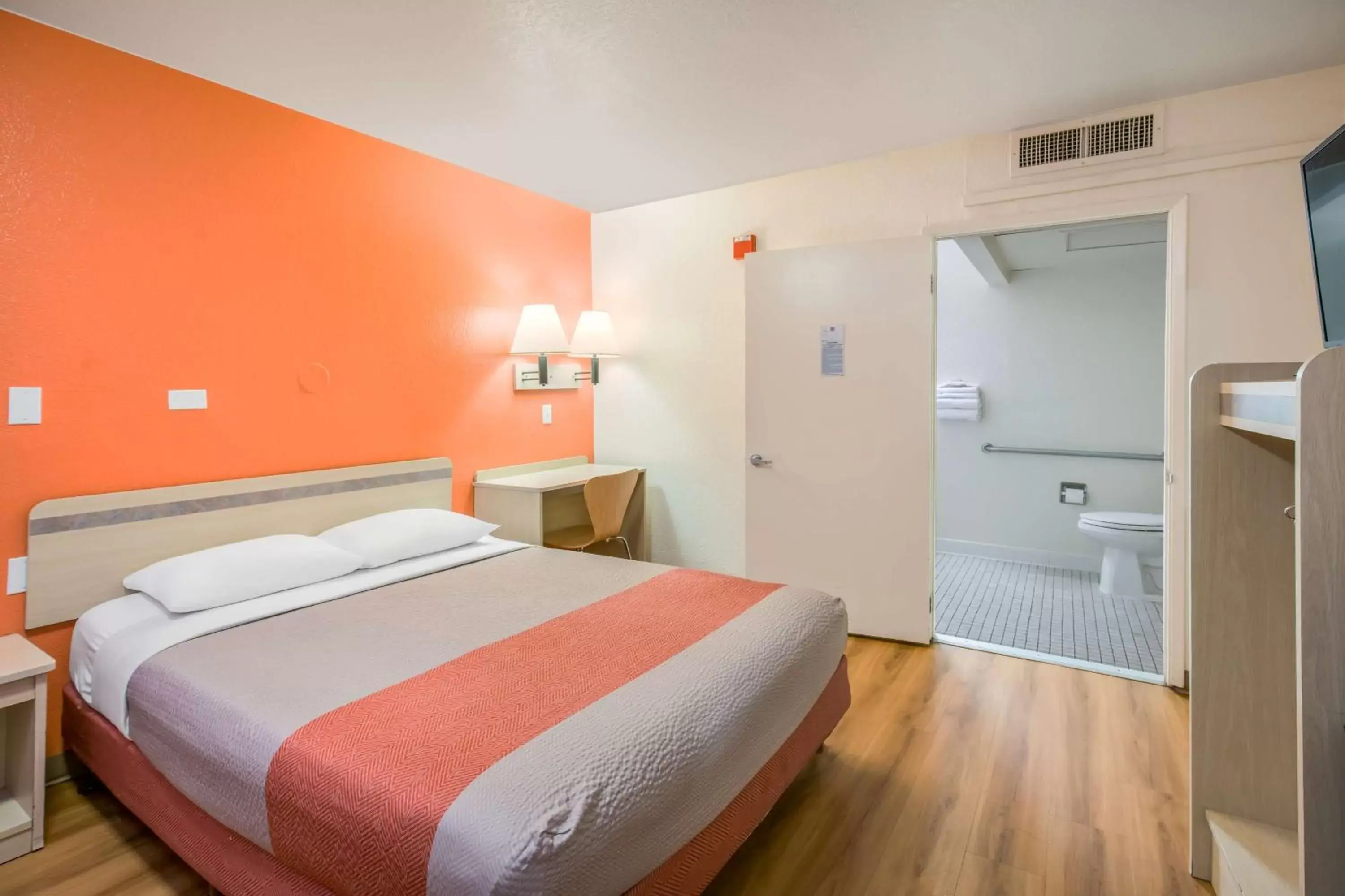 Queen Room - single occupancy - Disability Access - Roll in Shower in Motel 6 Williams, Ca Queen Room - single occupancy - Disability Access - Roll in Shower in Motel 6 Williams, Ca