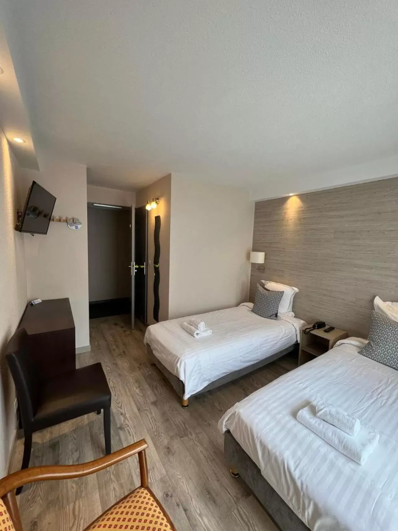 Twin Room with Shower in Au Bec Fin Hôtel Twin Room with Shower in Au Bec Fin Hôtel