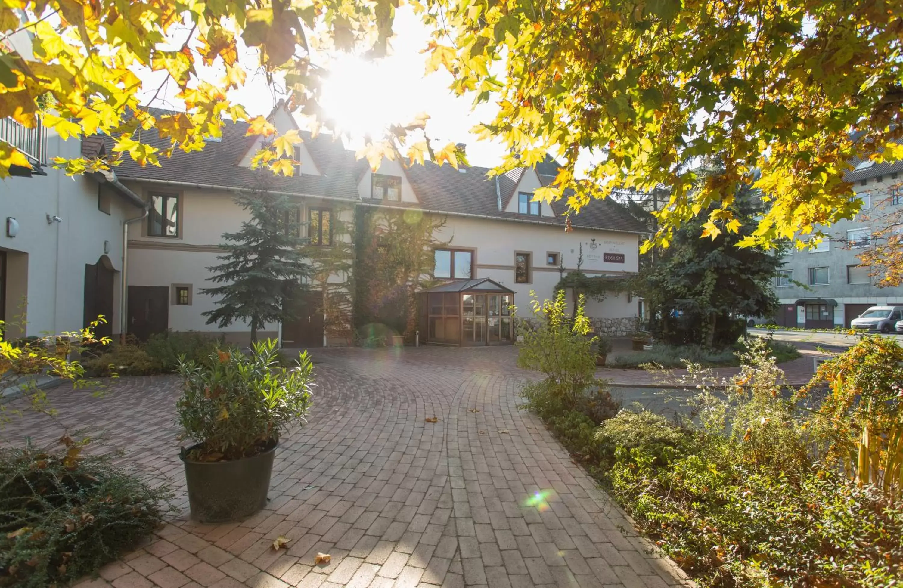 Révész Hotel, Restaurant and Rosa Spa Révész Hotel, Restaurant and Rosa Spa