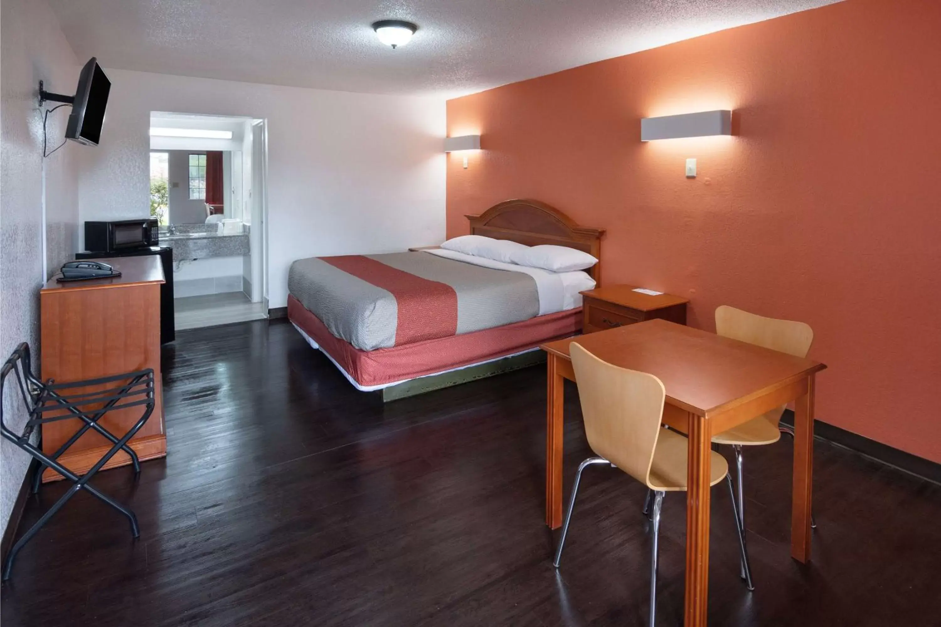 King Room with Roll-in Shower - Disability Access - Non-Smoking in Motel 6-Montgomery, AL - Coliseum King Room with Roll-in Shower - Disability Access - Non-Smoking in Motel 6-Montgomery, AL - Coliseum