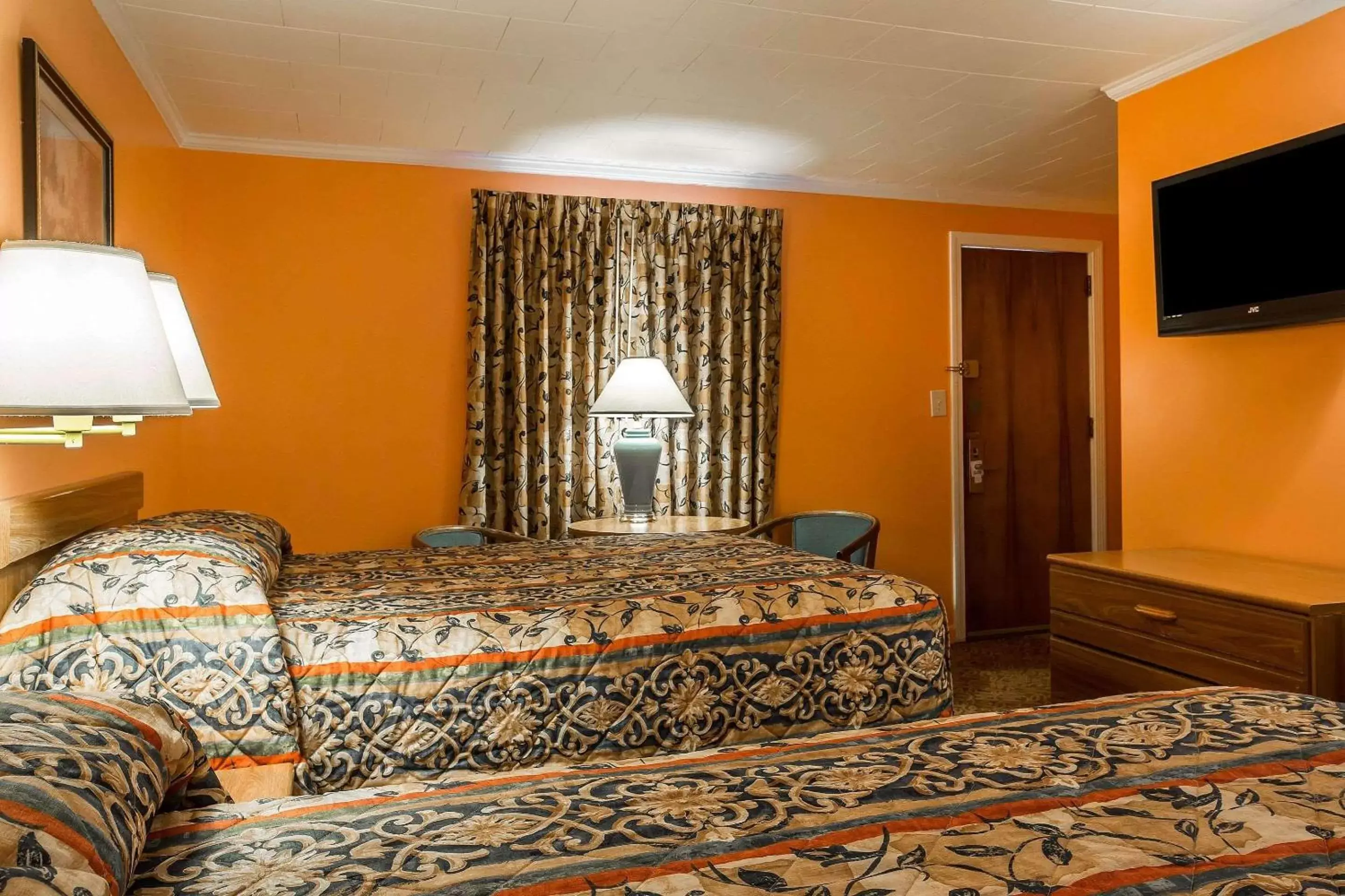 Double Room with Two Double Beds - Non-Smoking in Rodeway Inn Lincoln I-93 Double Room with Two Double Beds - Non-Smoking in Rodeway Inn Lincoln I-93