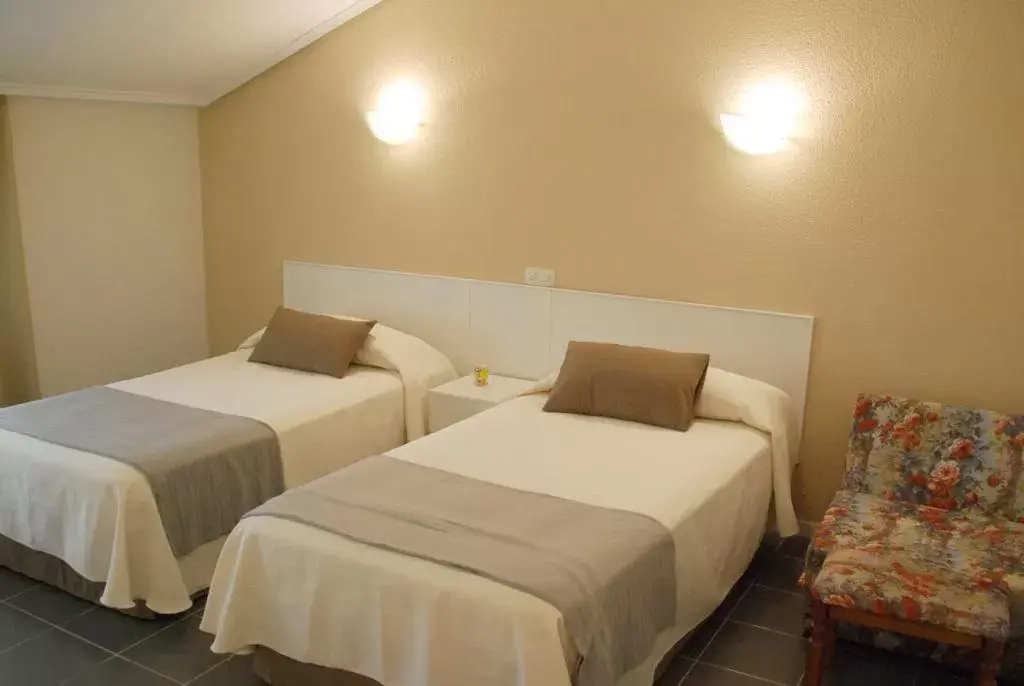 Standard Twin Room in Hostal El Paso Standard Twin Room in Hostal El Paso