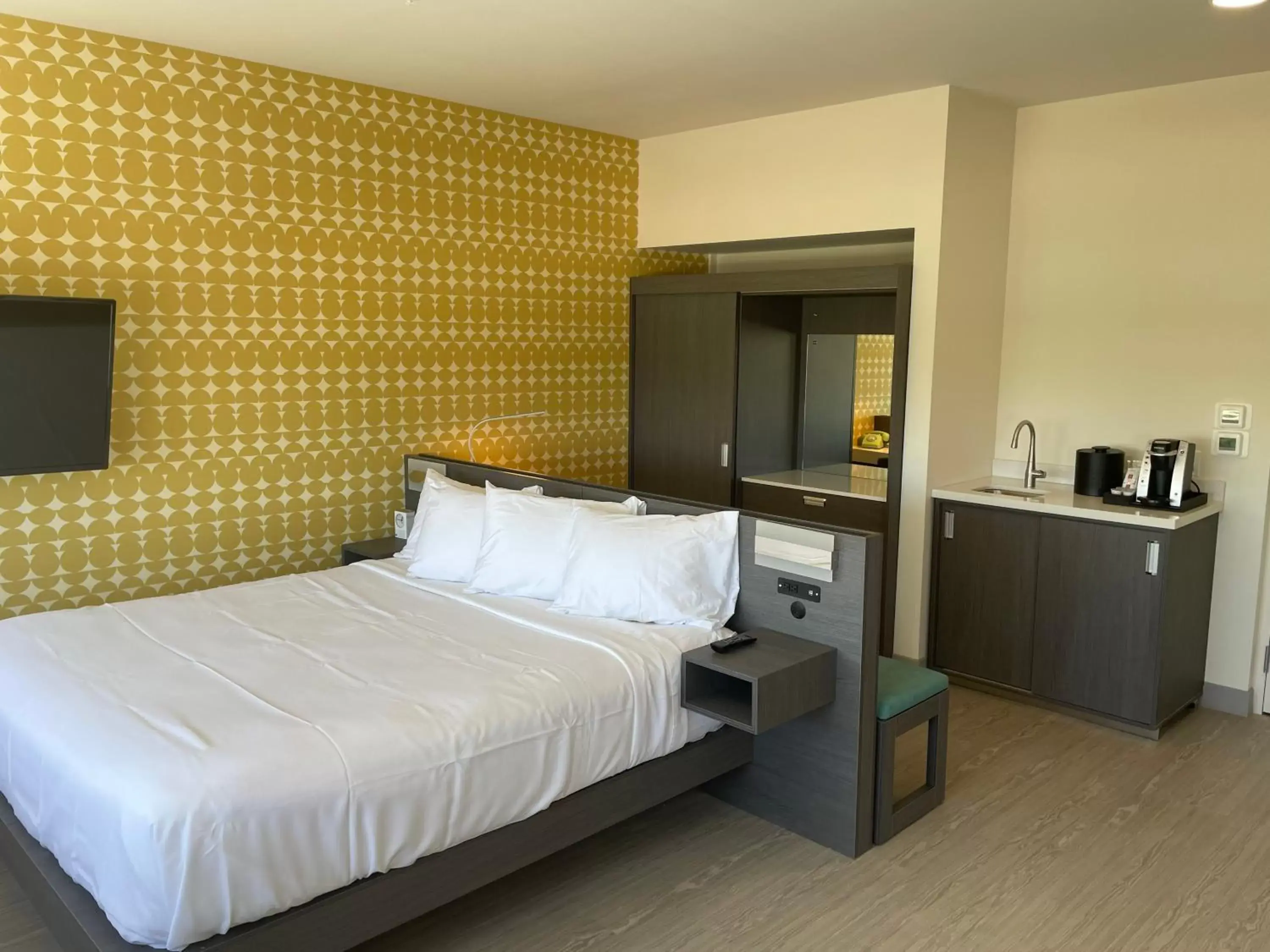 King Room - Non-Smoking in The Orbit Hotel, Trademark Collection by Wyndham King Room - Non-Smoking in The Orbit Hotel, Trademark Collection by Wyndham