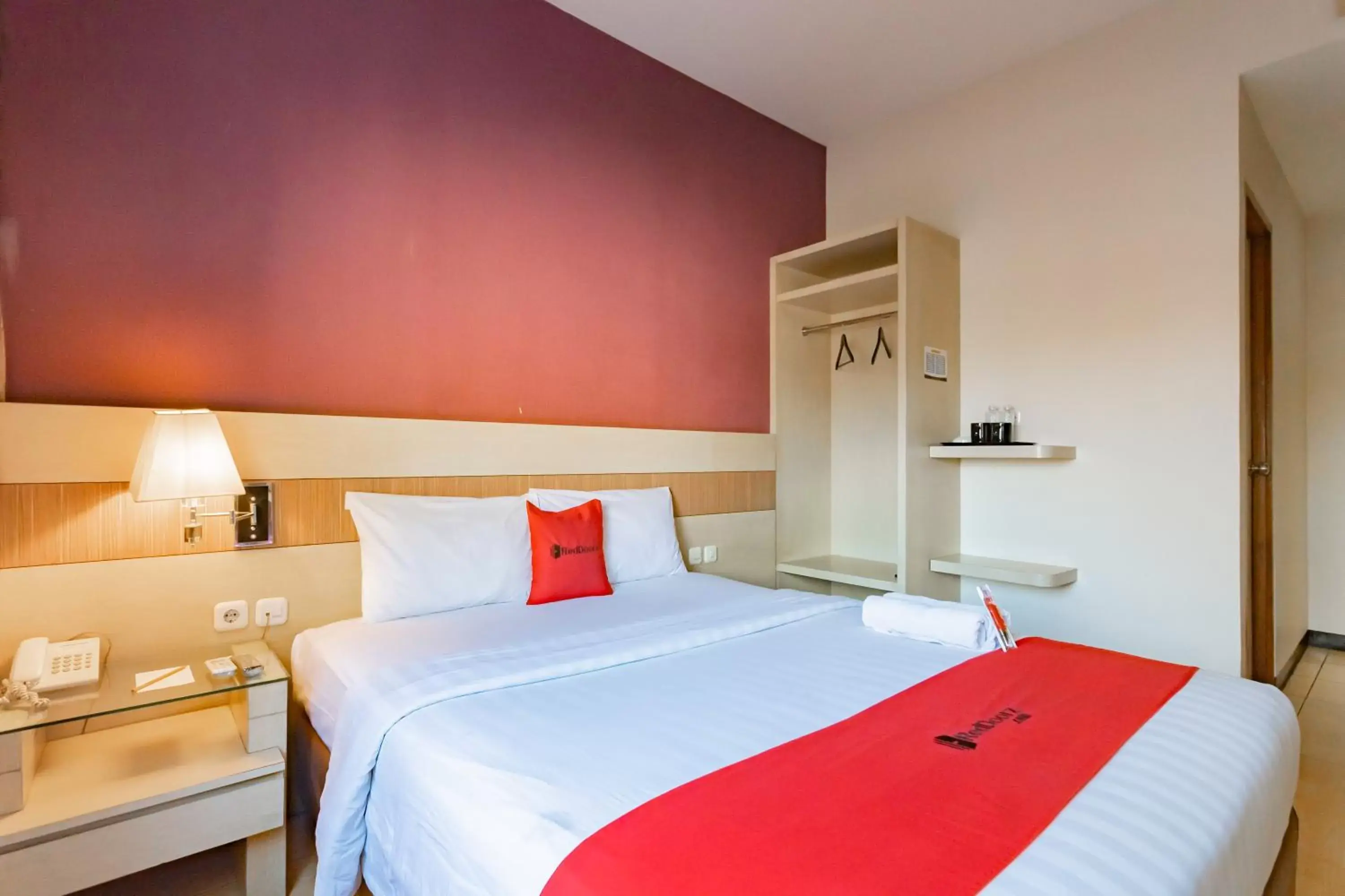 Double Room in RedDoorz Premium near Bandung Station Double Room in RedDoorz Premium near Bandung Station