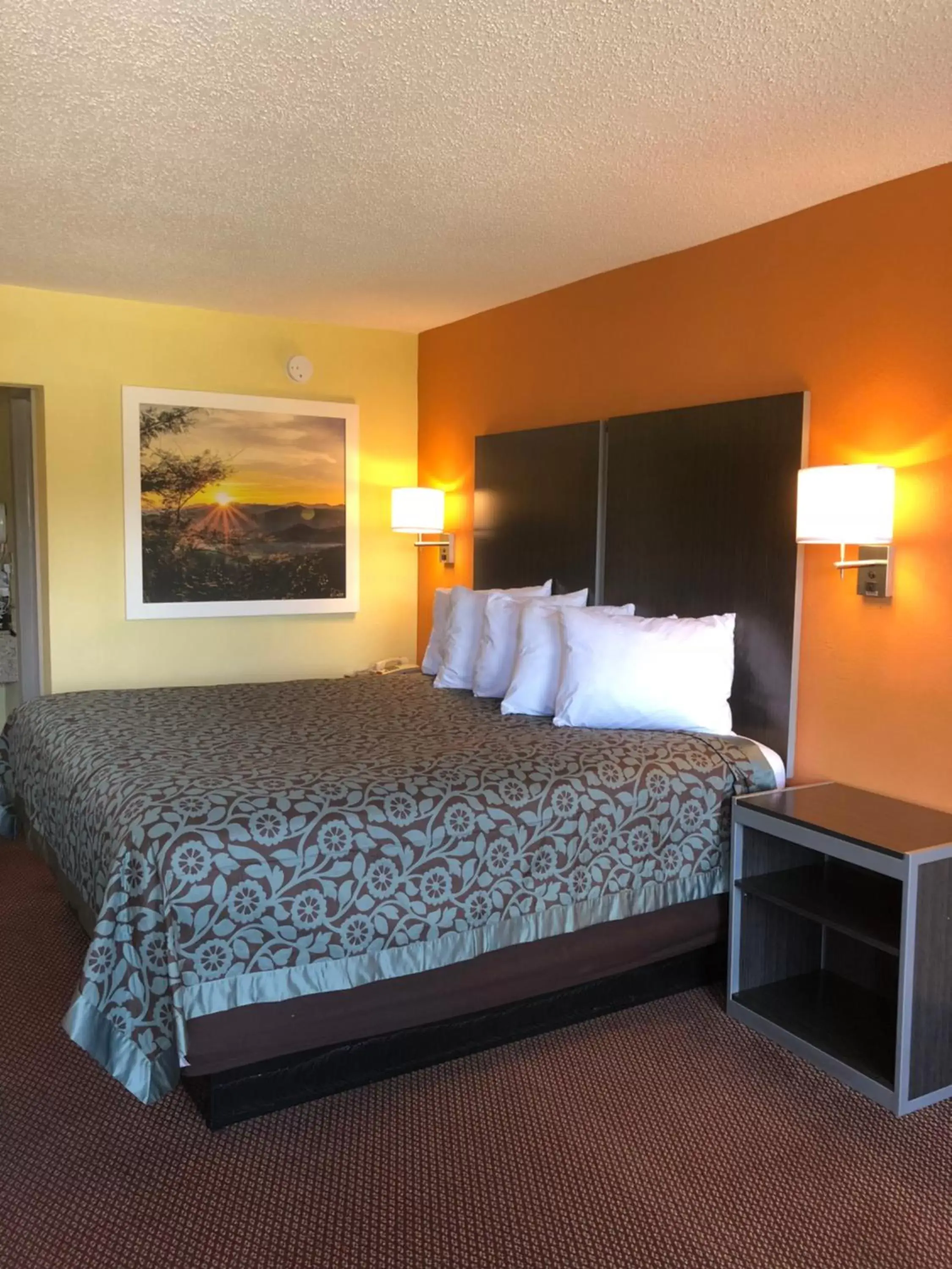 King Room - Non-Smoking in Days Inn by Wyndham Childersburg King Room - Non-Smoking in Days Inn by Wyndham Childersburg