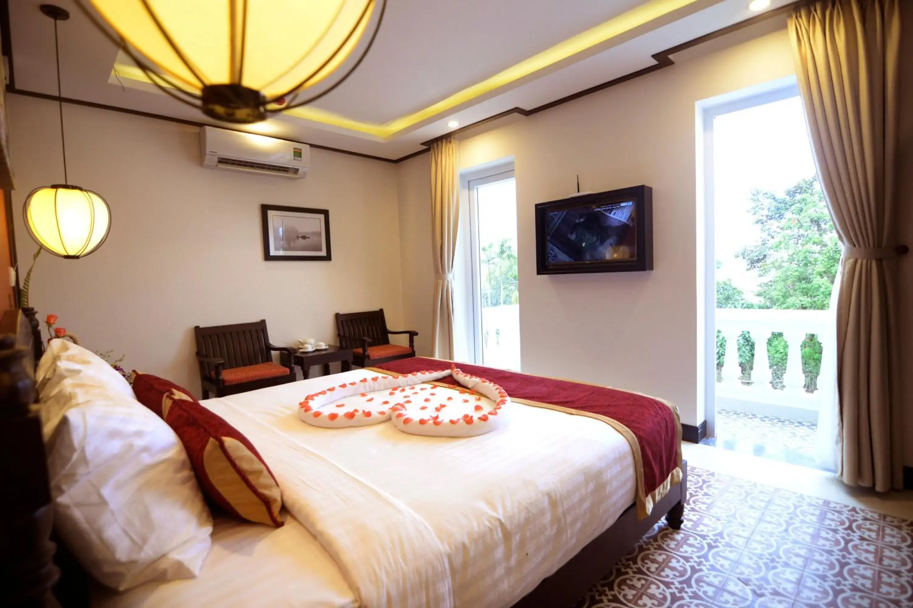 Superior Double Room with Balcony in Golden Bell Backpacker Hotel & Pool Bar Superior Double Room with Balcony in Golden Bell Backpacker Hotel & Pool Bar