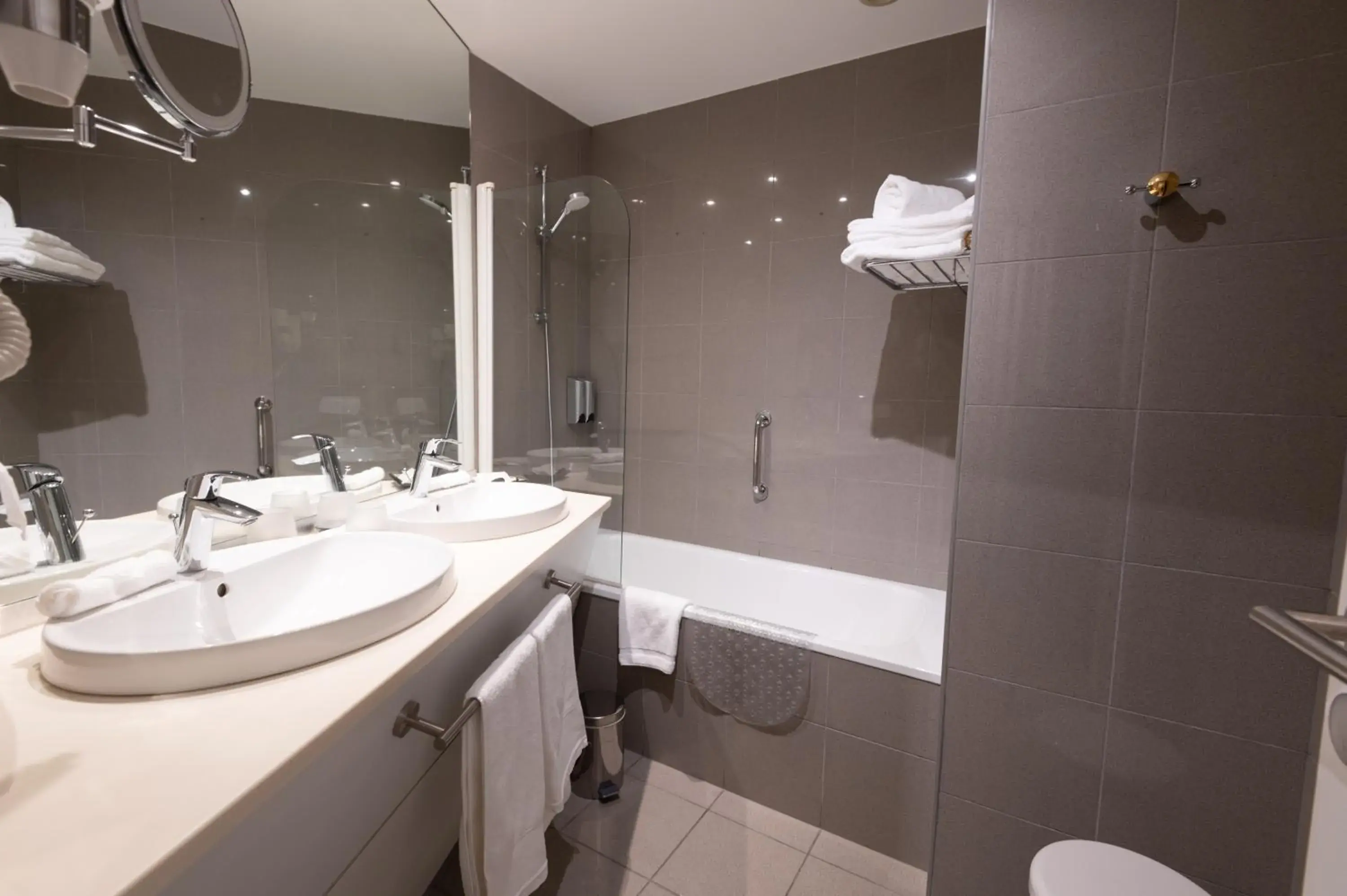 Chambre Supérieure Familiale - Vue Citadelle in Grand Hôtel Du Tonneau D'Or Chambre Supérieure Familiale - Vue Citadelle in Grand Hôtel Du Tonneau D'Or