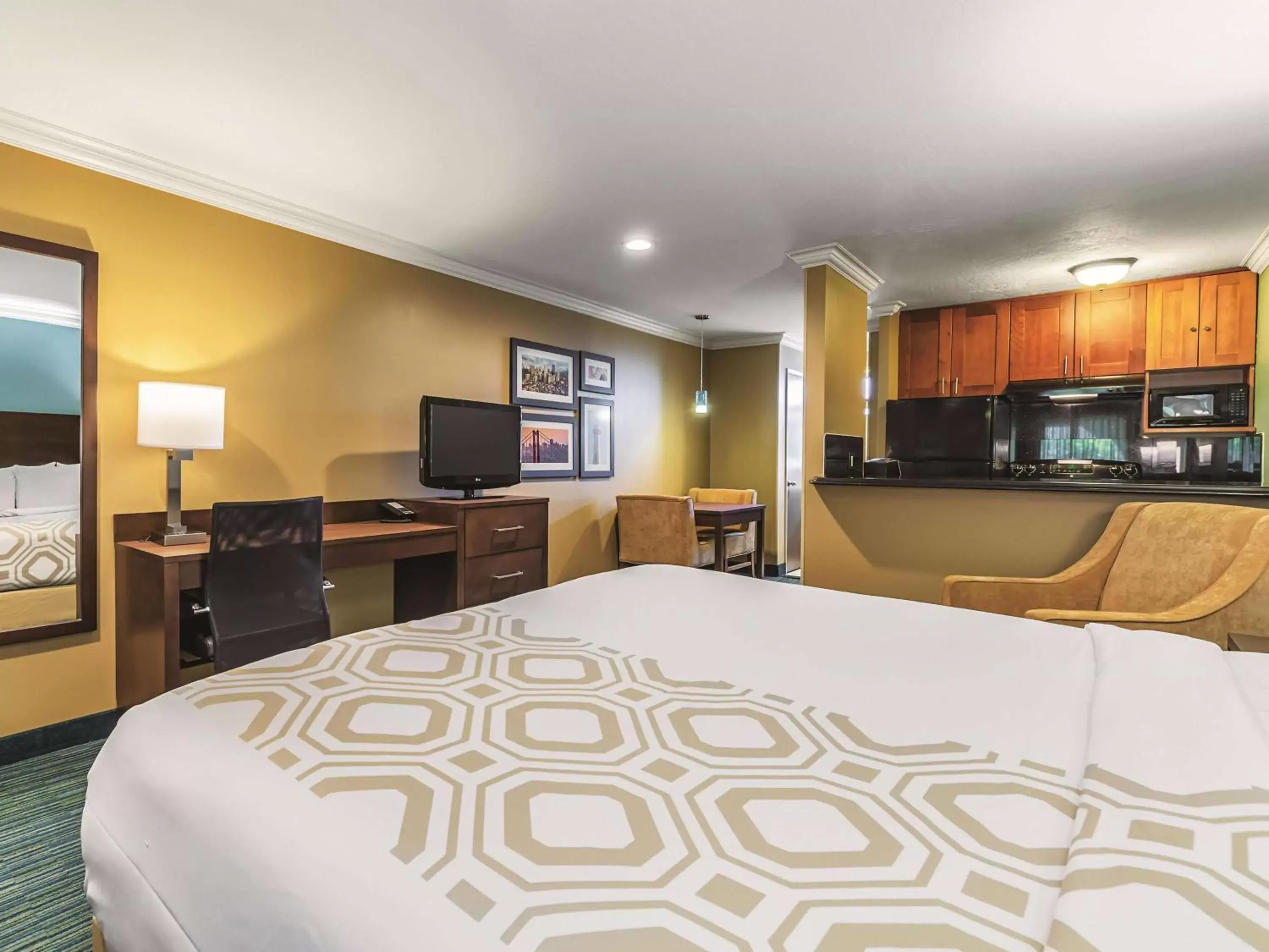 Superior King Room with Kitchen - Non-Smoking in La Quinta by Wyndham San Francisco Airport West Millbrae FREE AIRPORT SHUTTLE Superior King Room with Kitchen - Non-Smoking in La Quinta by Wyndham San Francisco Airport West Millbrae FREE AIRPORT SHUTTLE