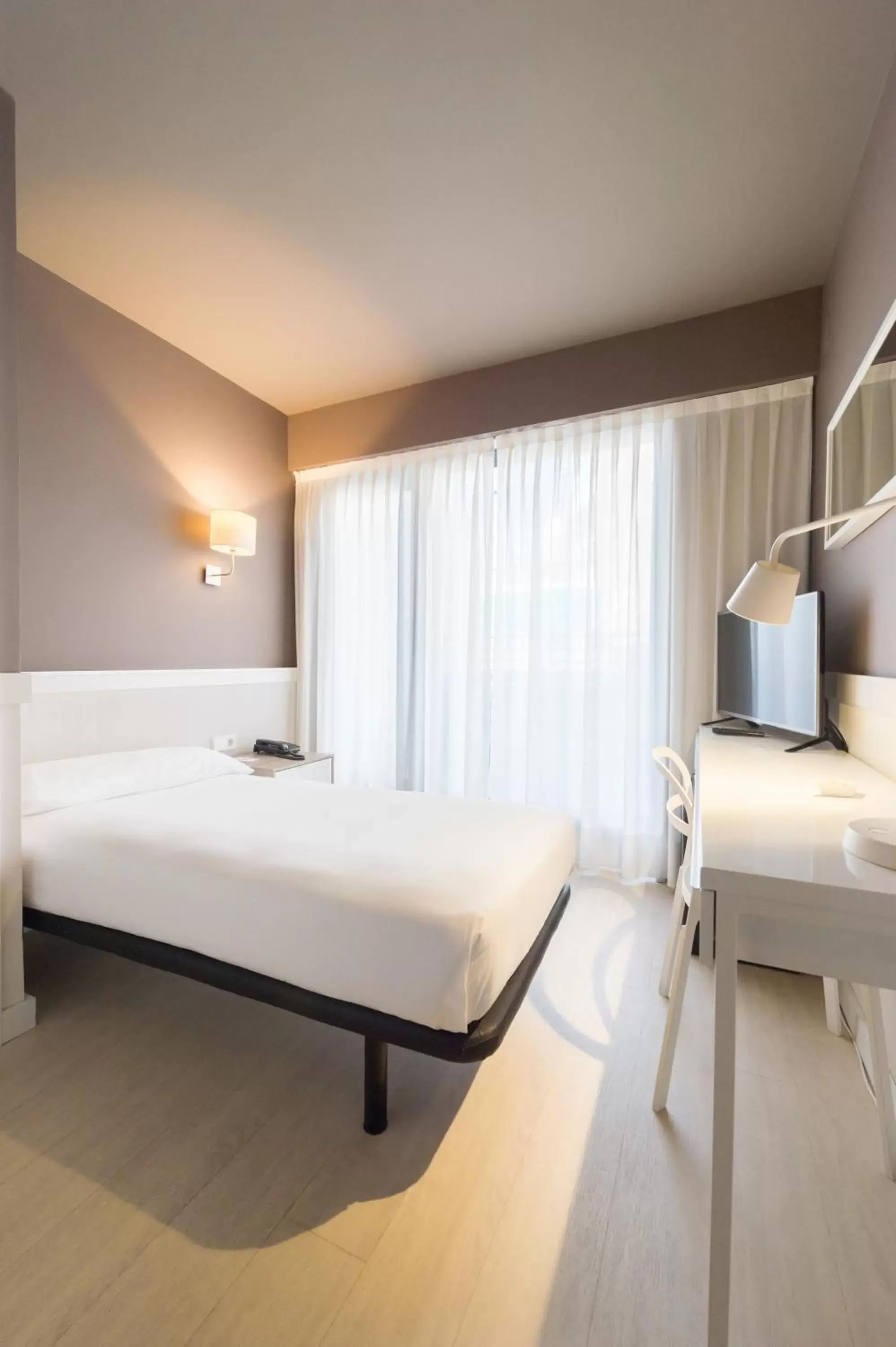 Basic Single Room in Paral·lel Basic Single Room in Paral·lel