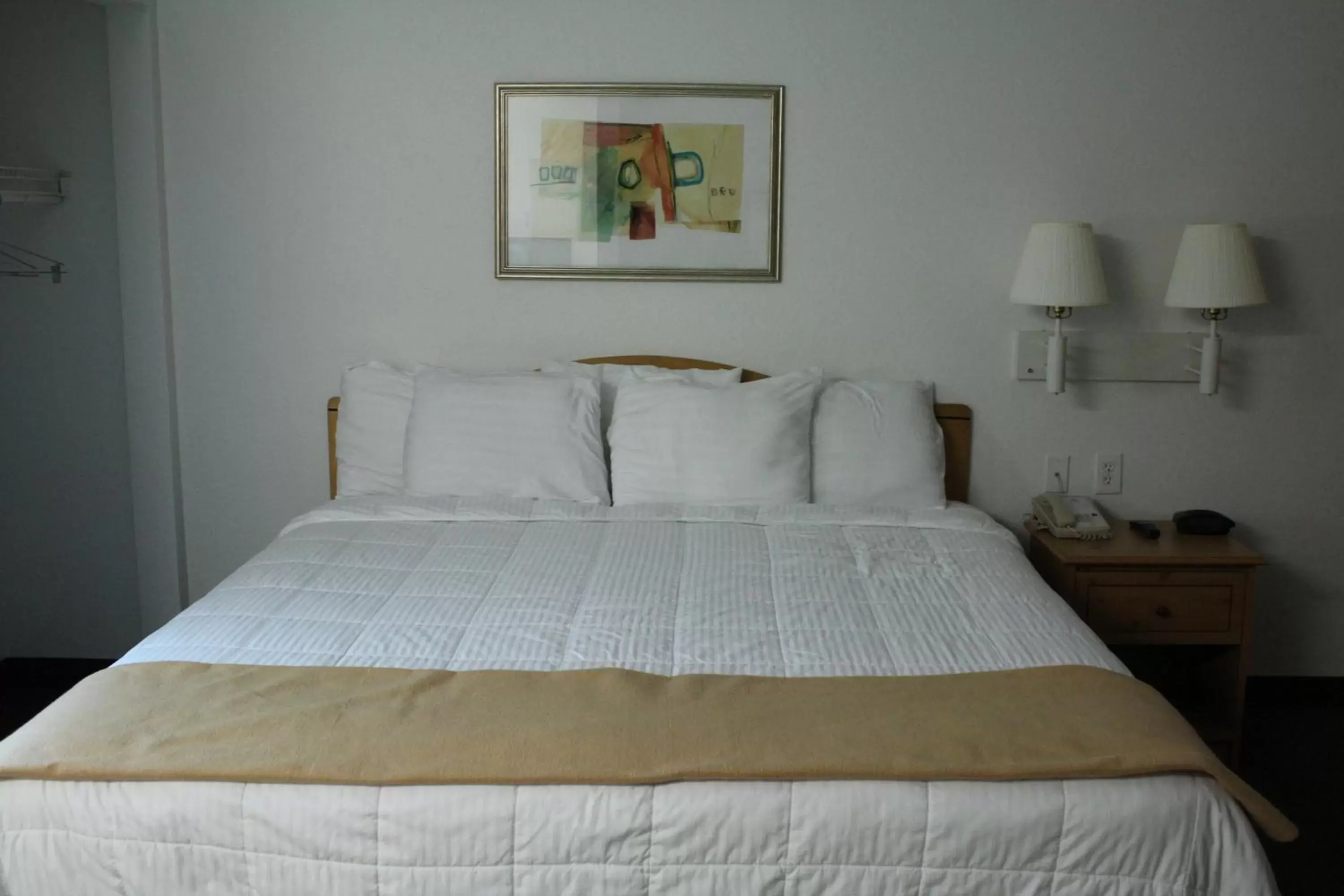 Deluxe Studio with One Queen Bed in Americas Best Value Inn & Suites-Winnie Deluxe Studio with One Queen Bed in Americas Best Value Inn & Suites-Winnie