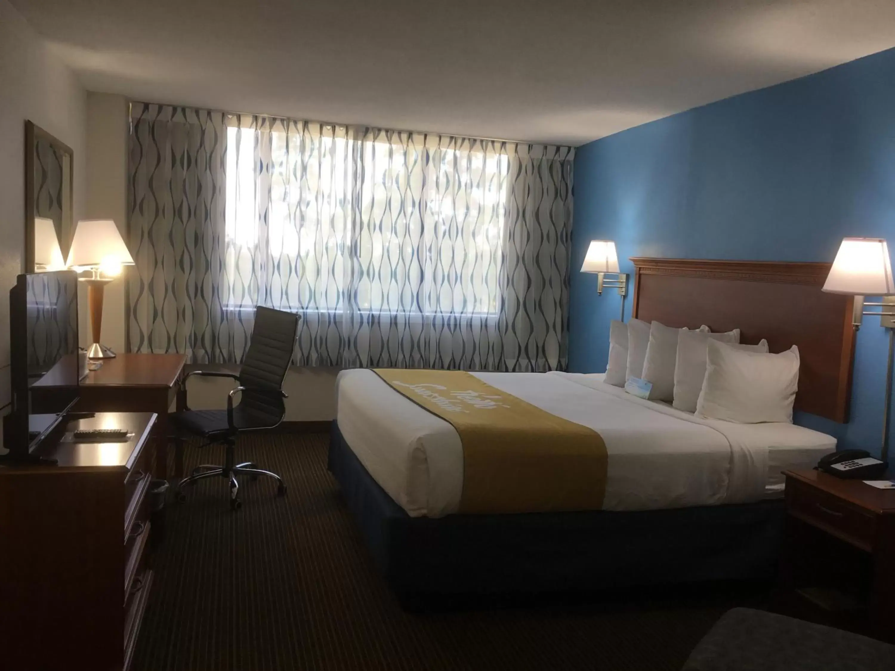 Deluxe King Room - Mobility Access/Non-Smoking in Days Inn & Suites by Wyndham Tallahassee Conf Center I-10 Deluxe King Room - Mobility Access/Non-Smoking in Days Inn & Suites by Wyndham Tallahassee Conf Center I-10