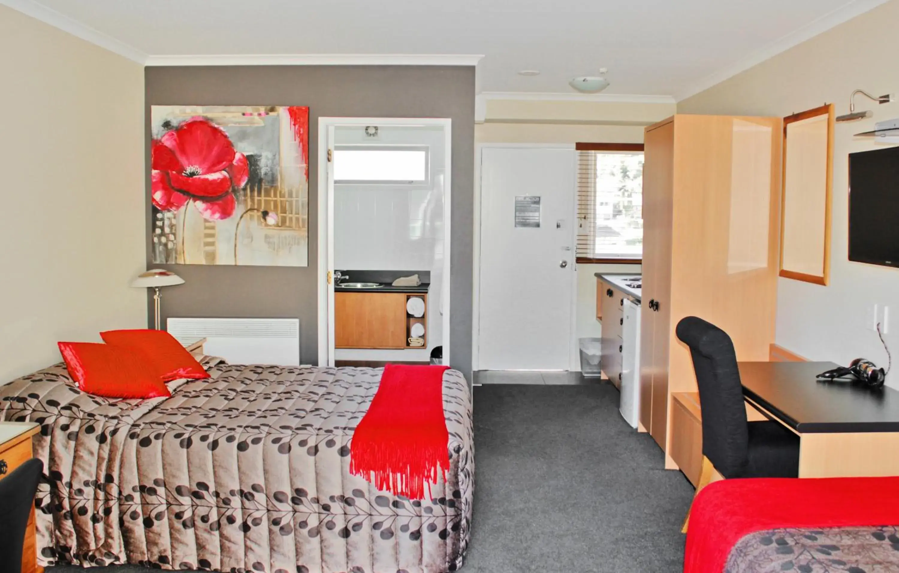 Standard with Harbor view from balcony in Beachcomber Inn Picton Standard with Harbor view from balcony in Beachcomber Inn Picton