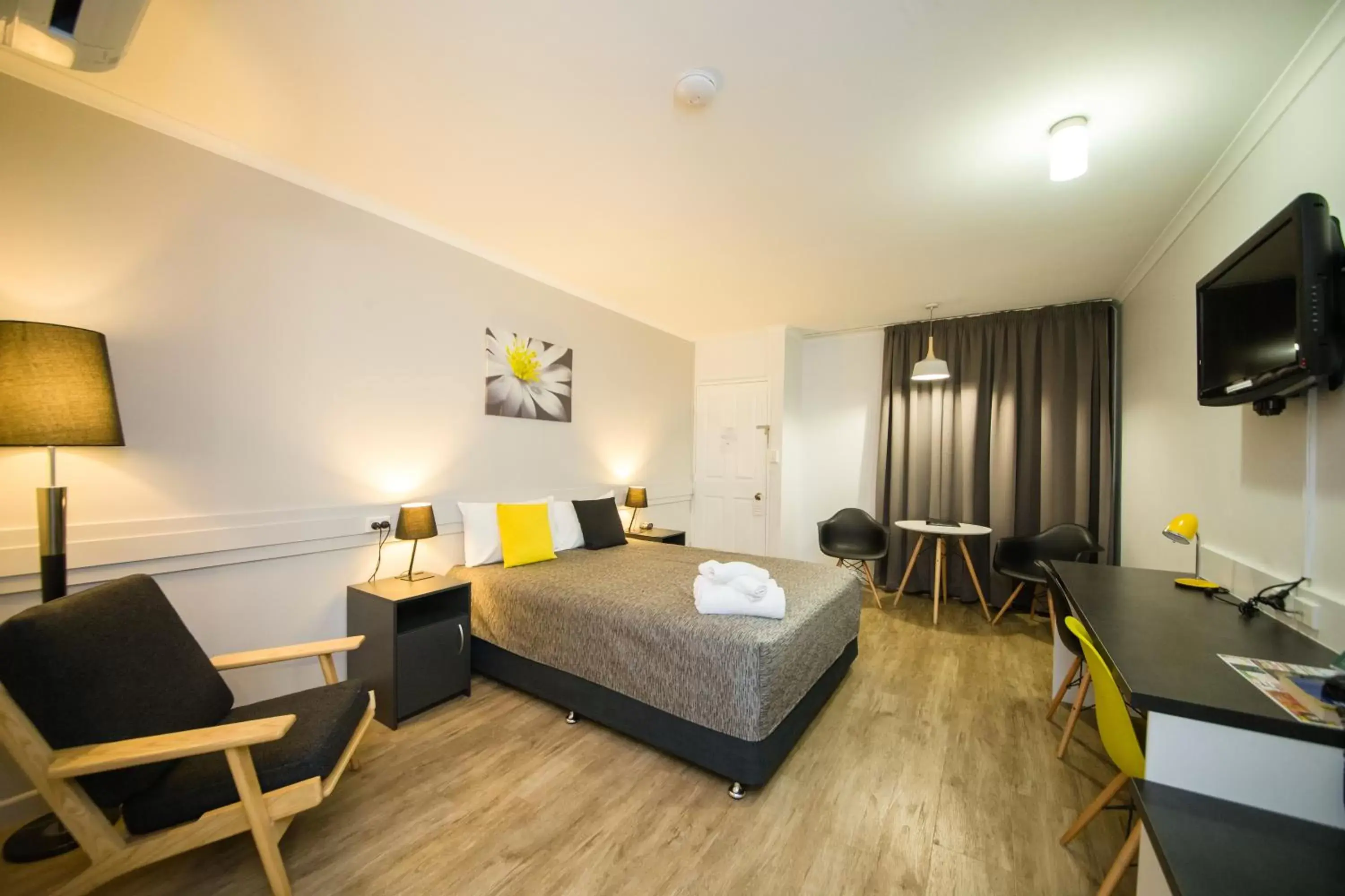 Queen Room in Glenmore Palms Motel Queen Room in Glenmore Palms Motel