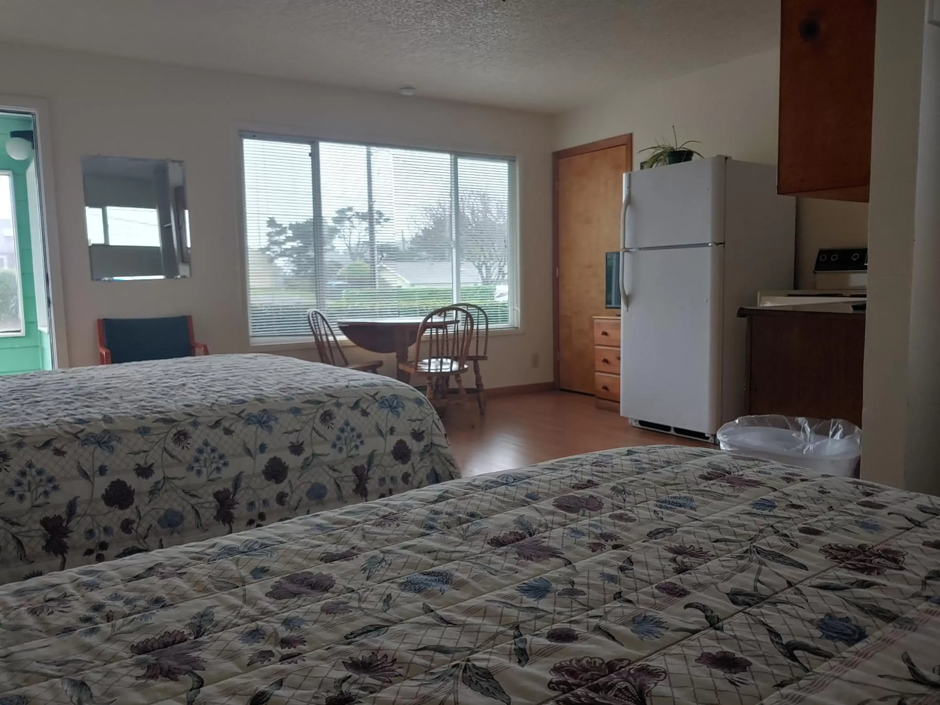 Two Queen Beds with Mountain View and Full Kitchen in The Dublin House Motel Two Queen Beds with Mountain View and Full Kitchen in The Dublin House Motel