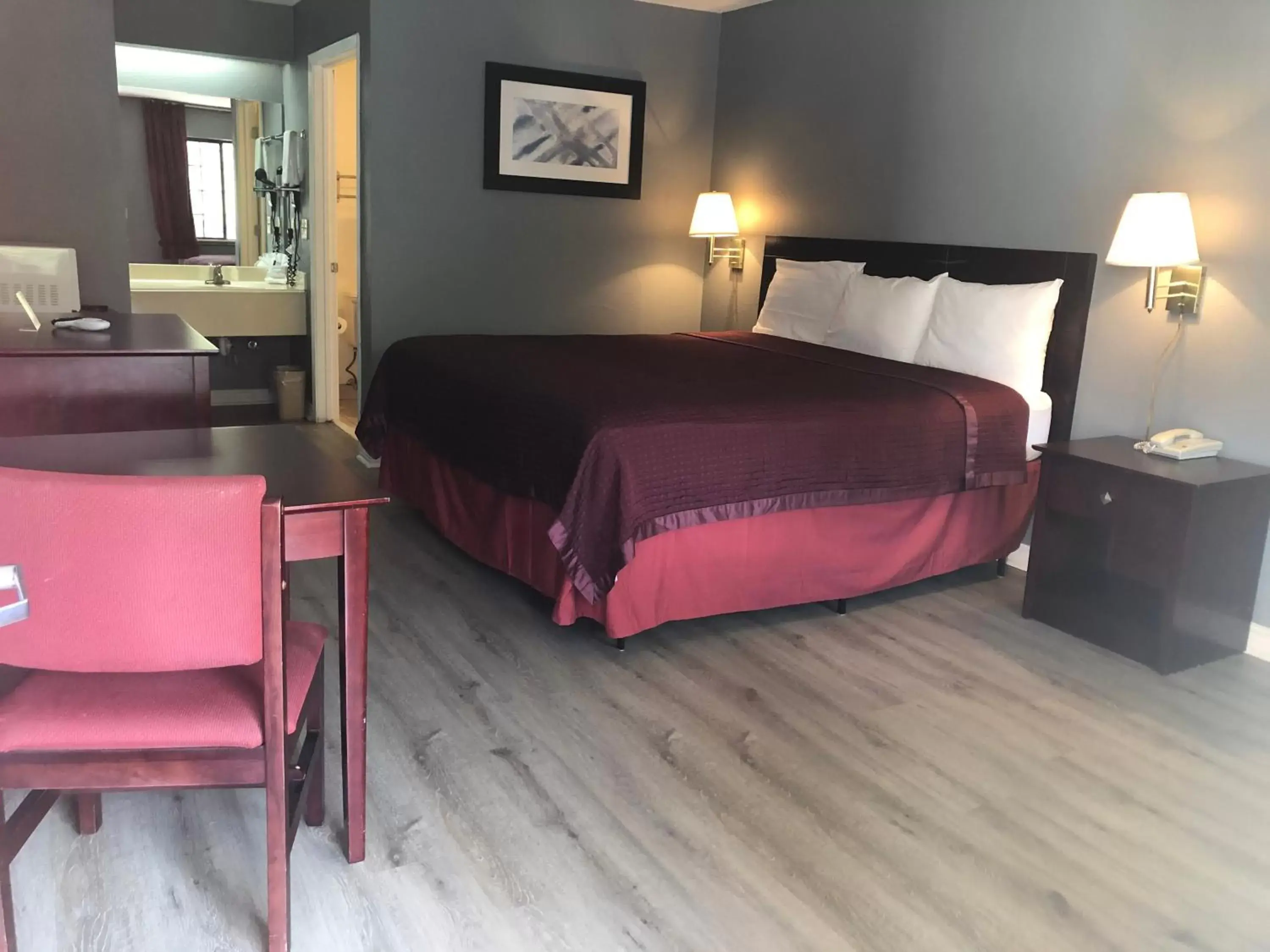 King Room - Non-Smoking in Majestic Inn King Room - Non-Smoking in Majestic Inn