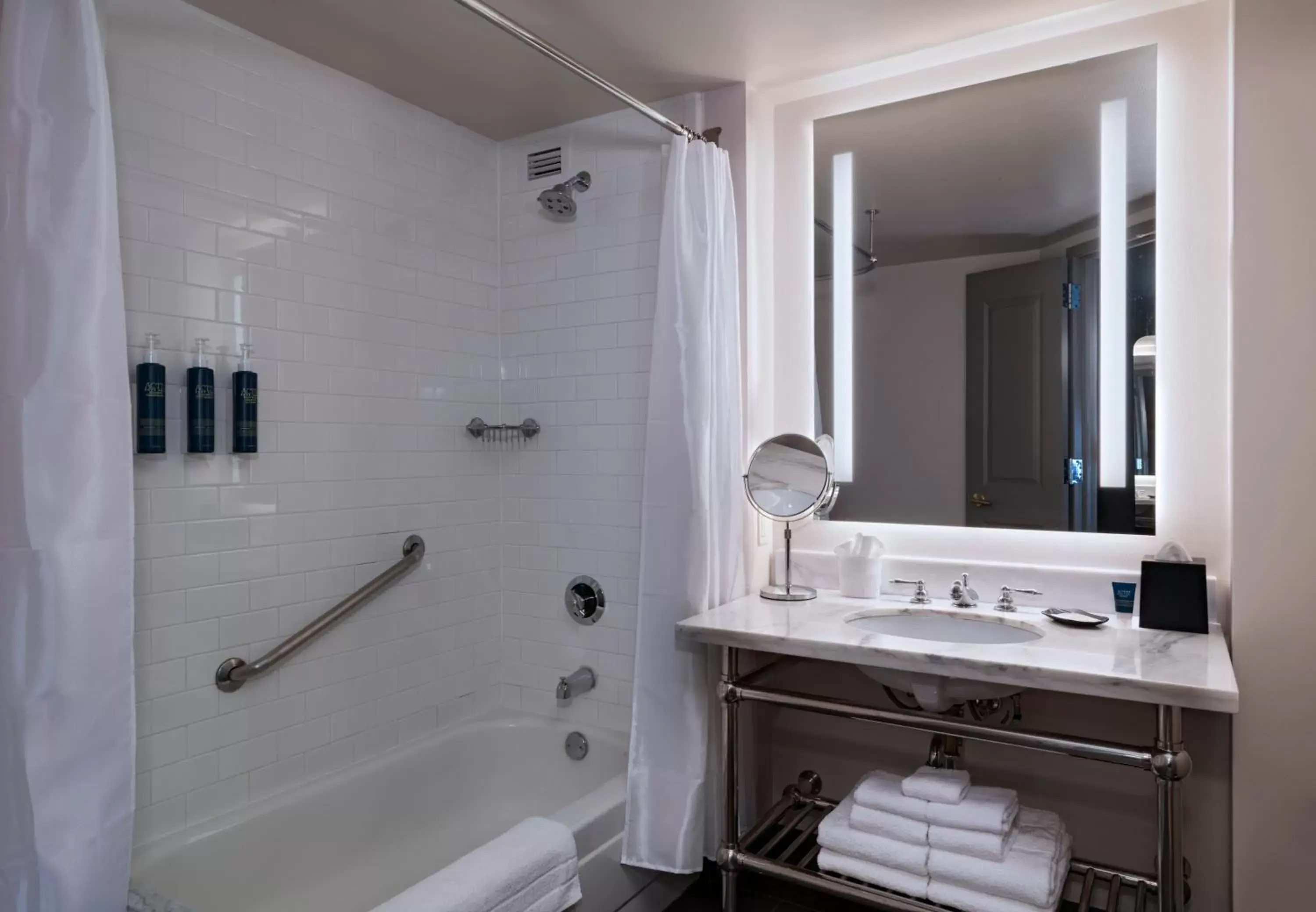 King Room with Adapted Tub - Mobility and Hearing Accessible in Four Points by Sheraton Houston West King Room with Adapted Tub - Mobility and Hearing Accessible in Four Points by Sheraton Houston West