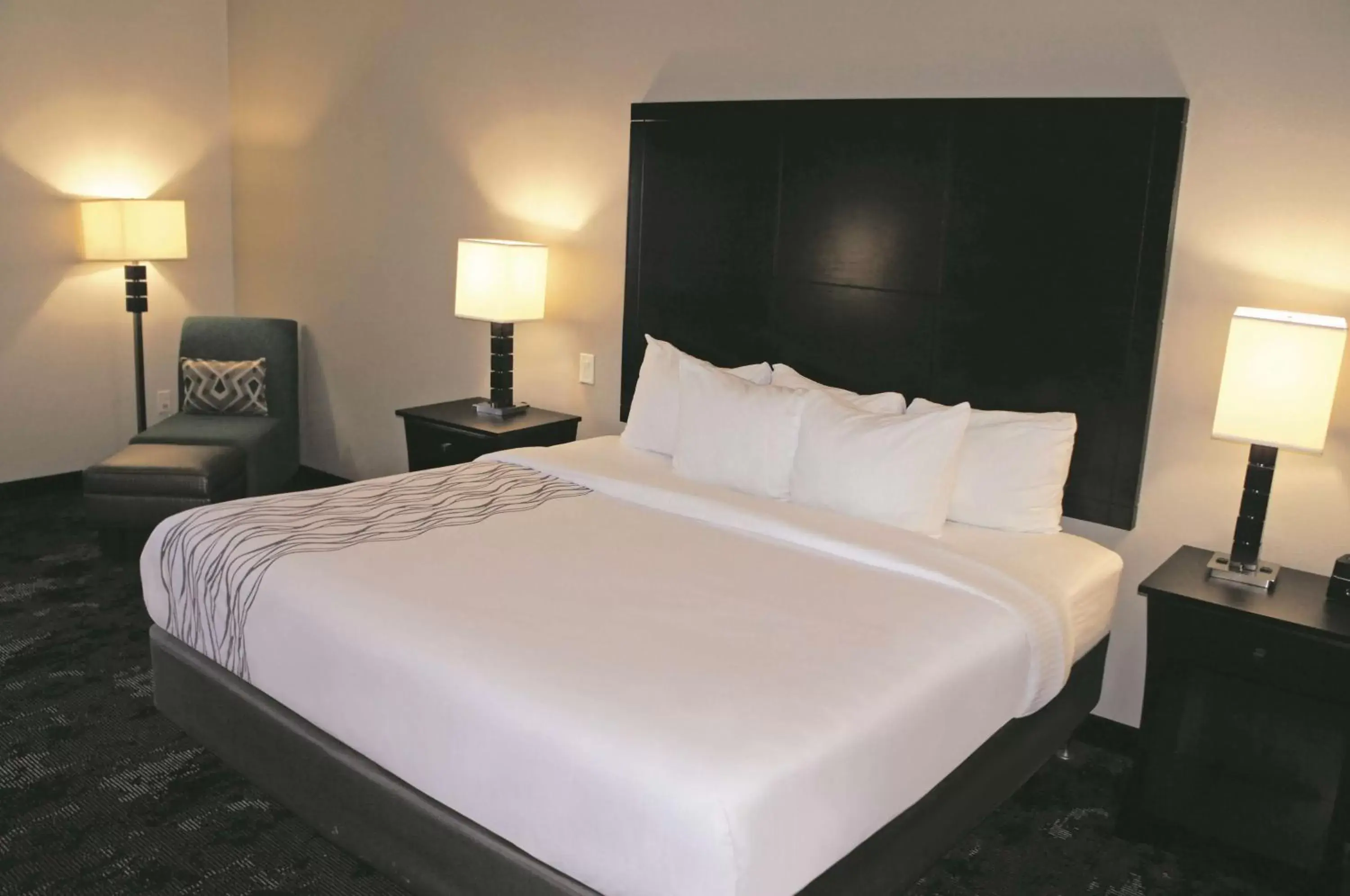 King Room with Bath Tub - Mobility Accessible/Non-Smoking in La Quinta by Wyndham Columbus - Edinburgh King Room with Bath Tub - Mobility Accessible/Non-Smoking in La Quinta by Wyndham Columbus - Edinburgh