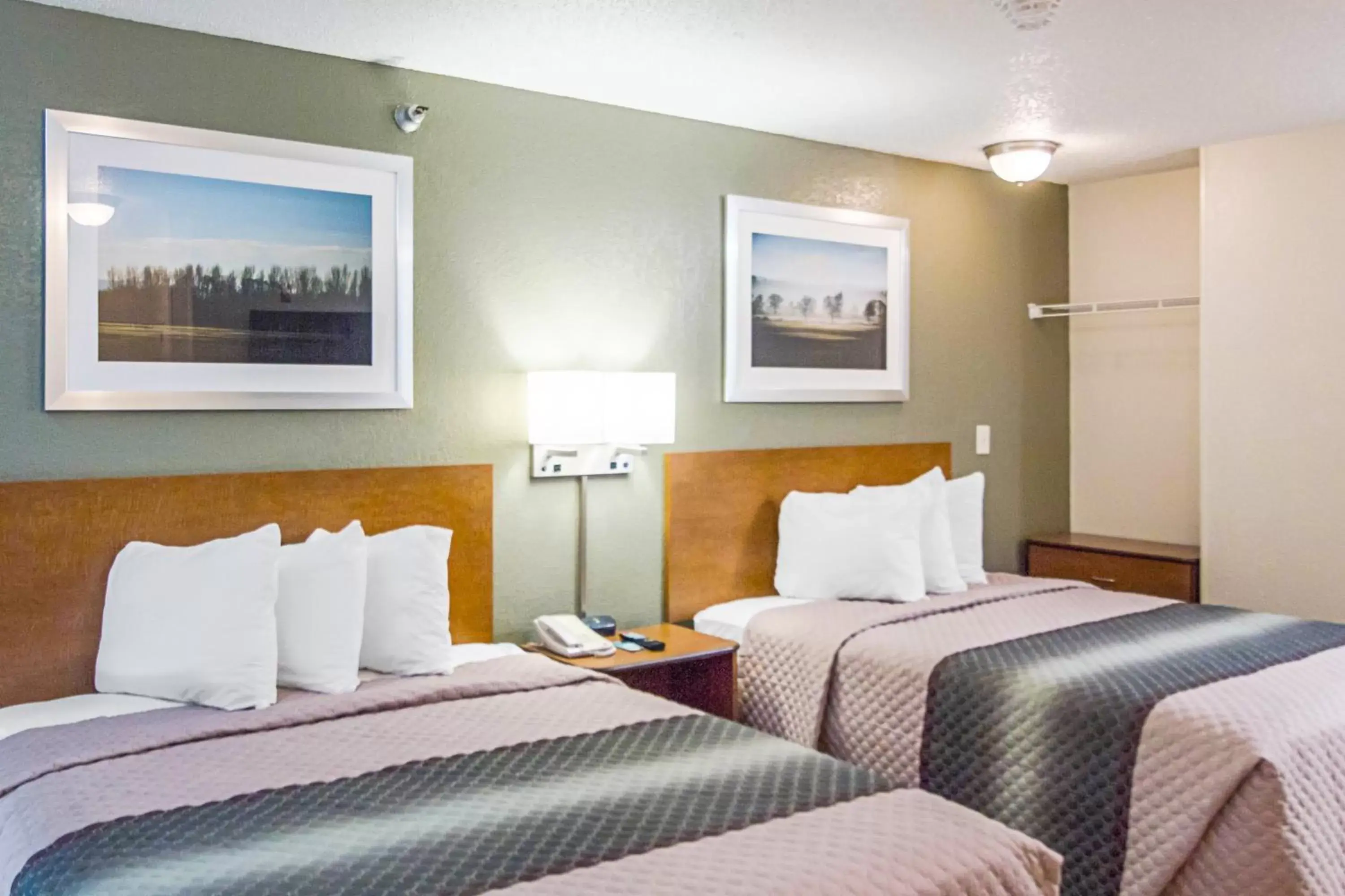 Studio Room with Two Queen Beds Non-Smoking in HomeTowne Studios by Red Roof Houston - West Oaks - Energy Corridor Studio Room with Two Queen Beds Non-Smoking in HomeTowne Studios by Red Roof Houston - West Oaks - Energy Corridor