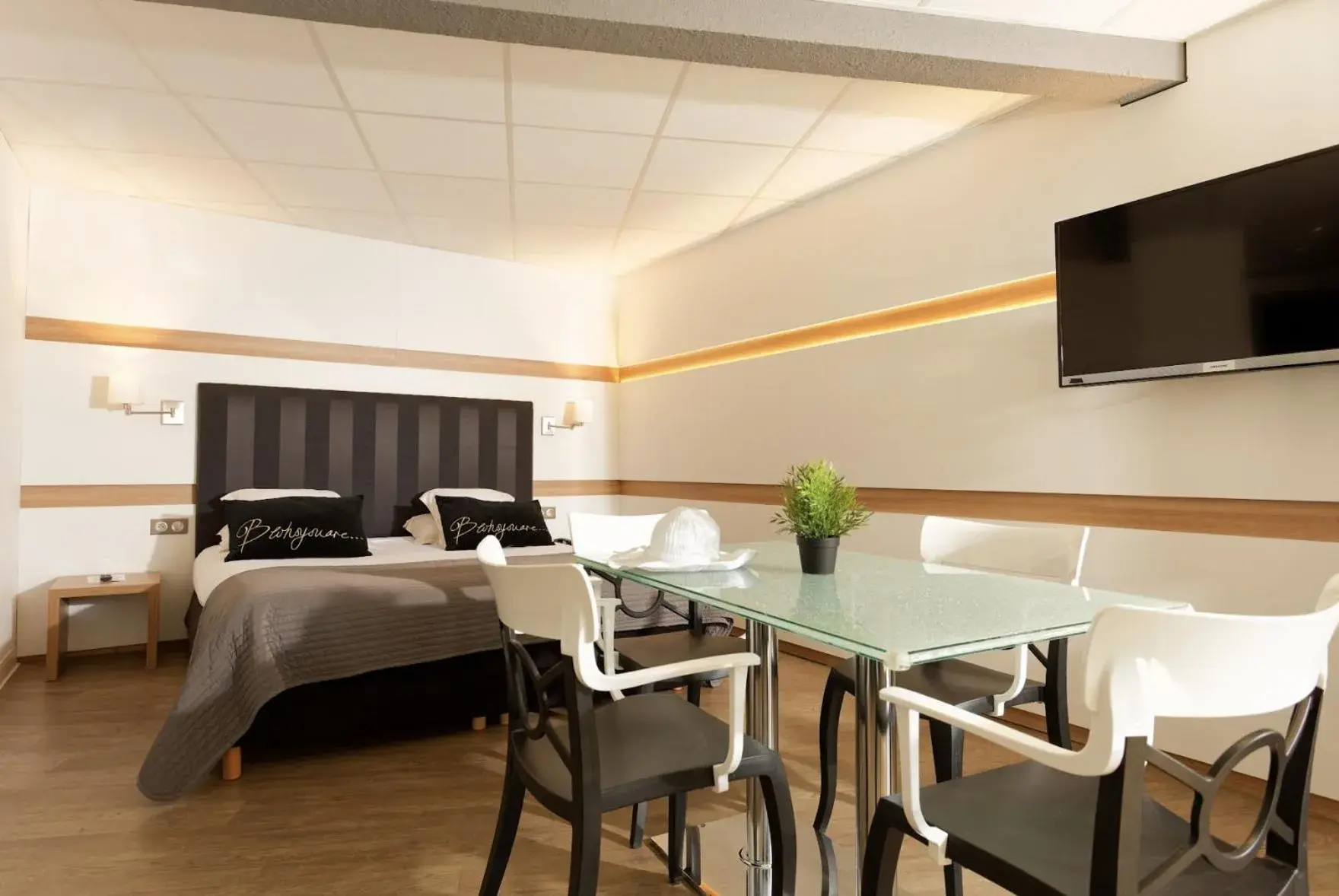 Premium Quadruple Room with pool view in The Originals Boutique, Hôtel Neptune, Montpellier Sud Premium Quadruple Room with pool view in The Originals Boutique, Hôtel Neptune, Montpellier Sud