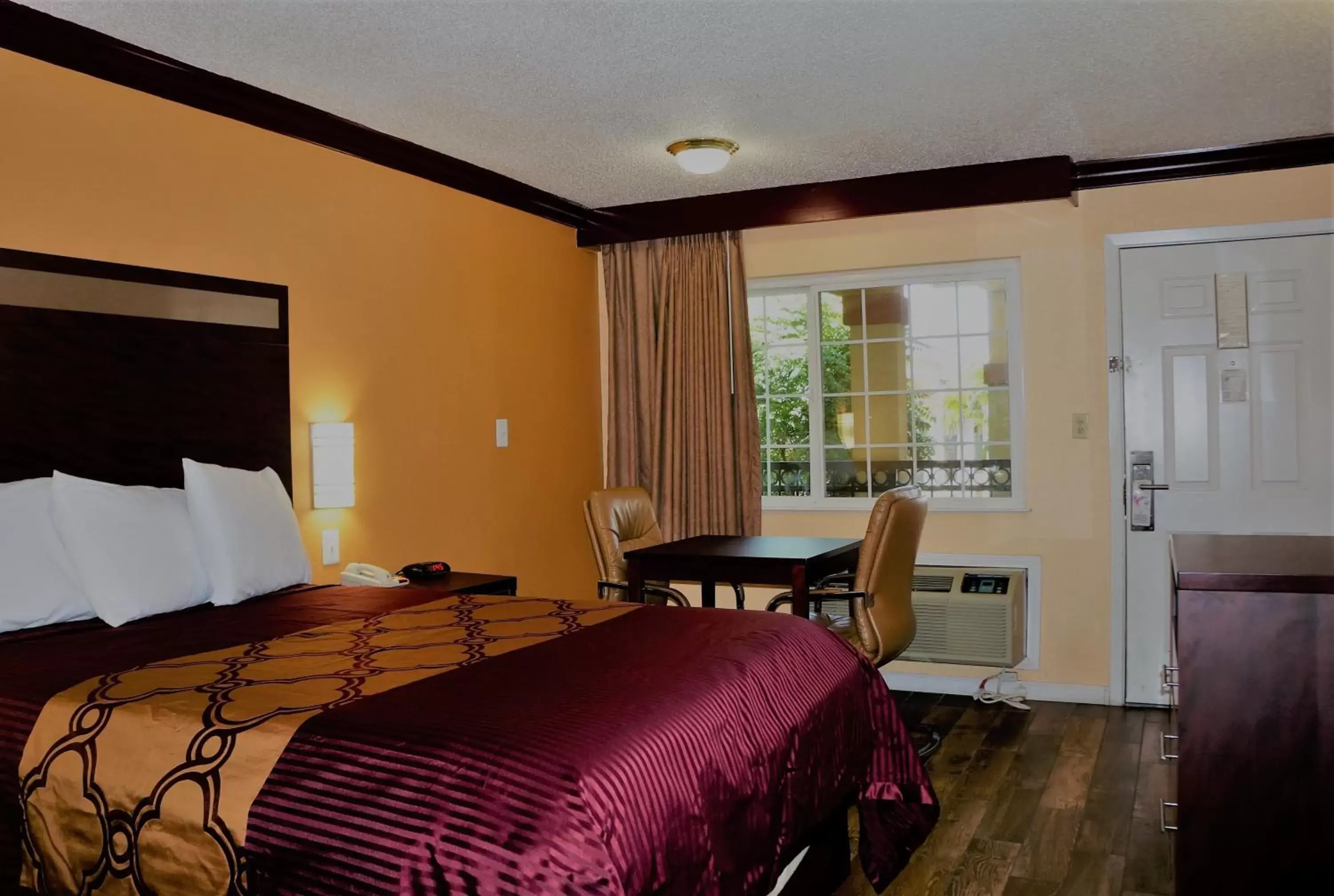 Queen Room - Smoking in Americas Deluxe Inn- Marysville Queen Room - Smoking in Americas Deluxe Inn- Marysville