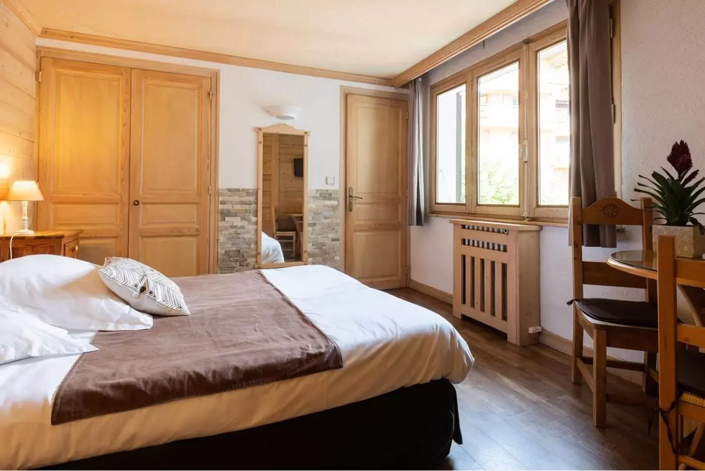 Economy Double Room in Hotel La Montagne Economy Double Room in Hotel La Montagne