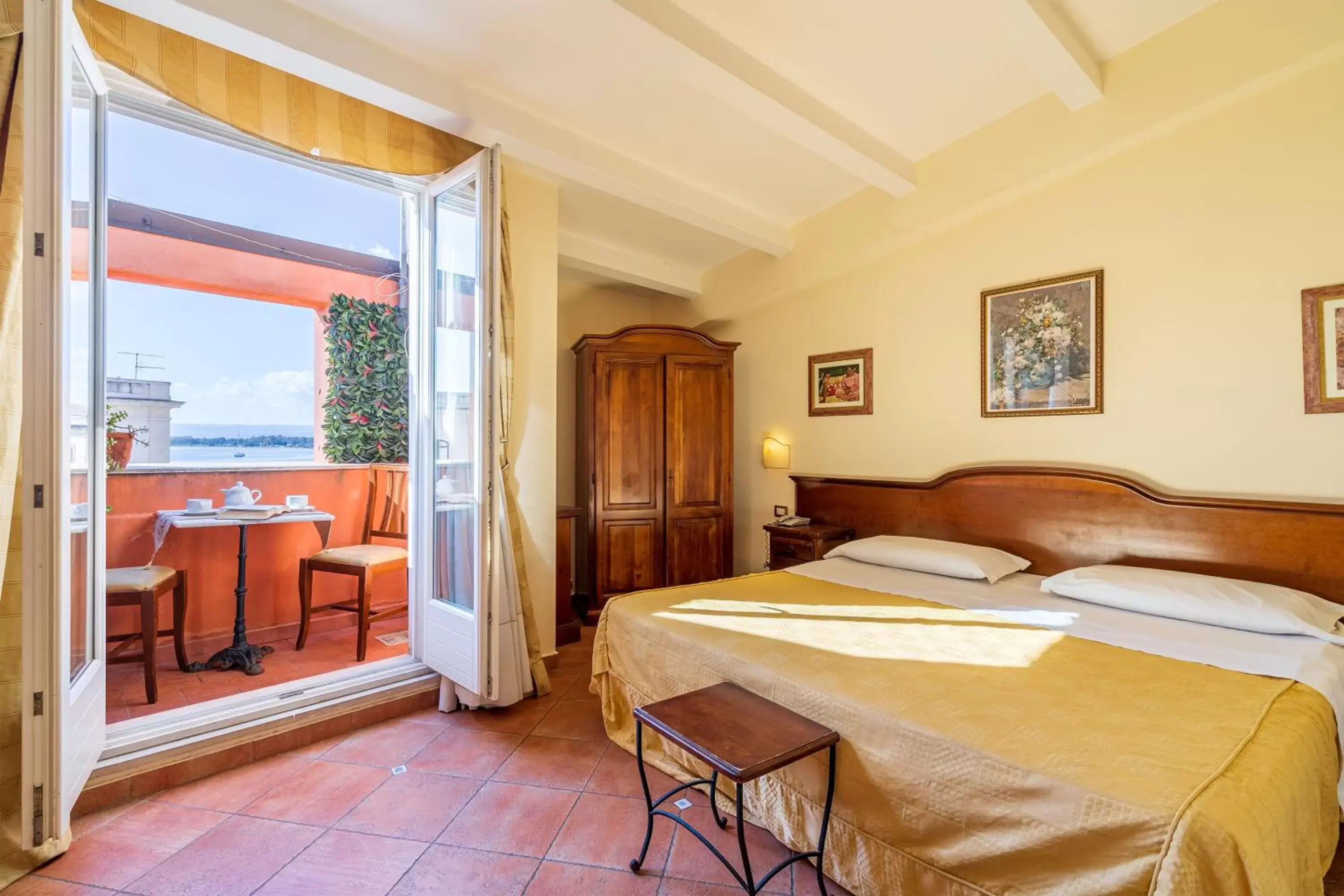 Double or Twin Room with Side Sea View in Hotel Mediterraneo Double or Twin Room with Side Sea View in Hotel Mediterraneo