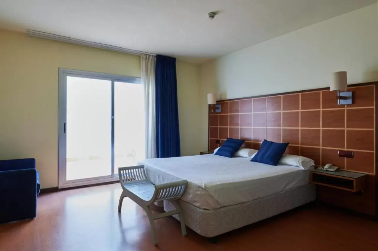 Triple Room with Balcony in Ramblas Vendrell Triple Room with Balcony in Ramblas Vendrell