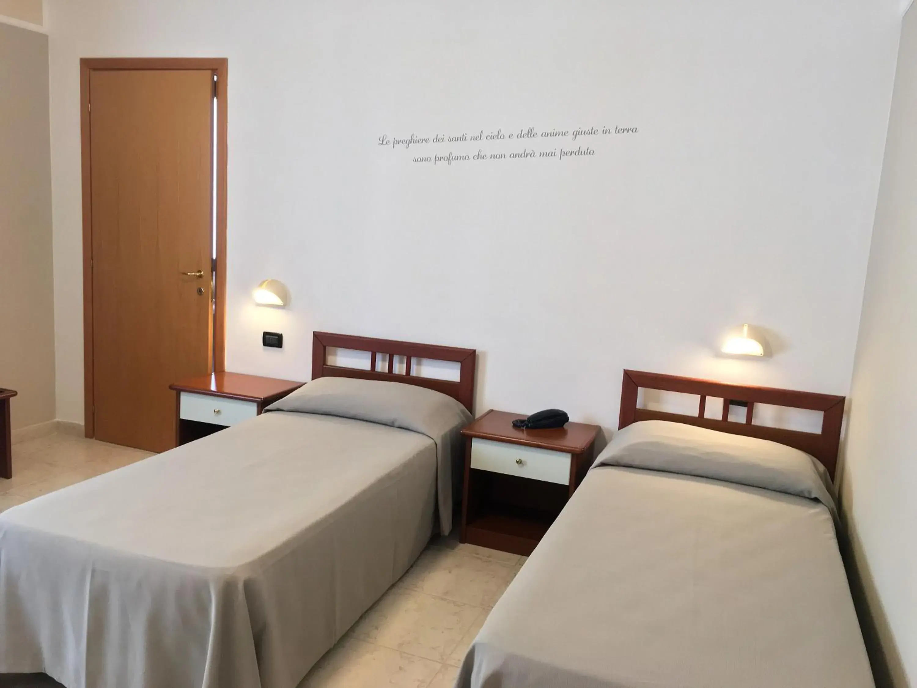 Twin Room with Private Bathroom in Hotel Euro Twin Room with Private Bathroom in Hotel Euro