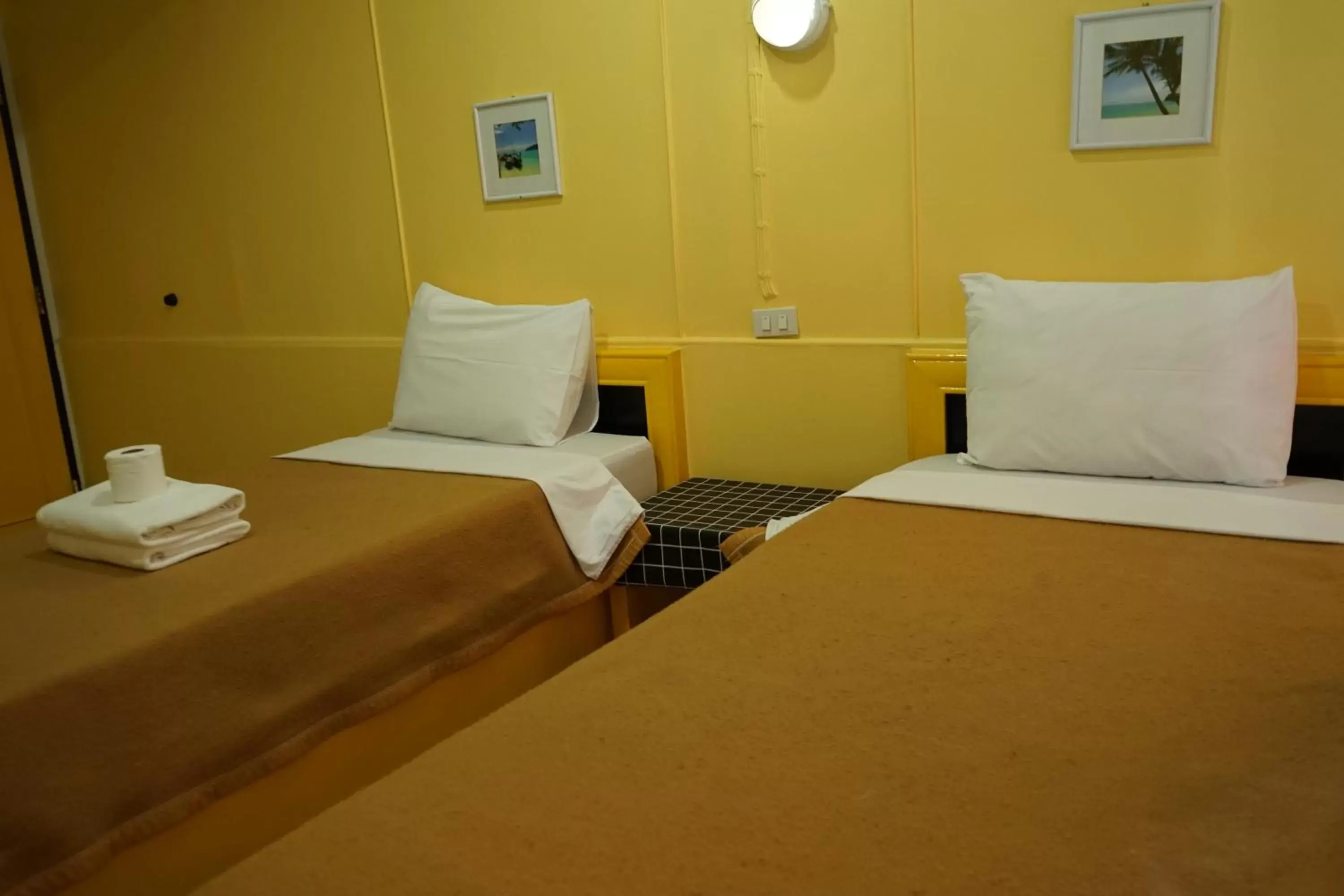 Basic Triple Room with Shared Bathroom in Yes Kaosan Basic Triple Room with Shared Bathroom in Yes Kaosan