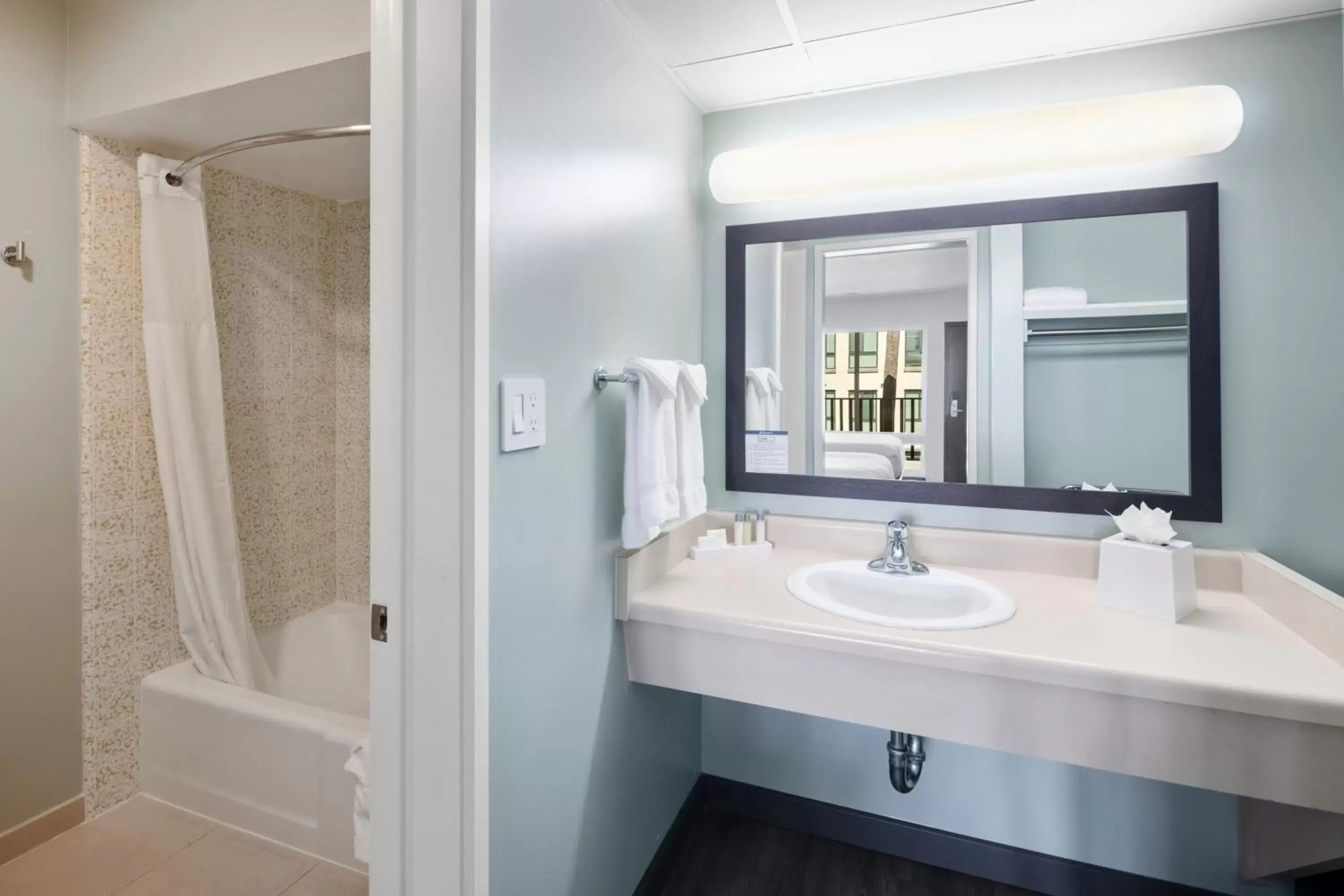 Queen Room with Two Queen Beds in Vagabond Inn Glendale Queen Room with Two Queen Beds in Vagabond Inn Glendale