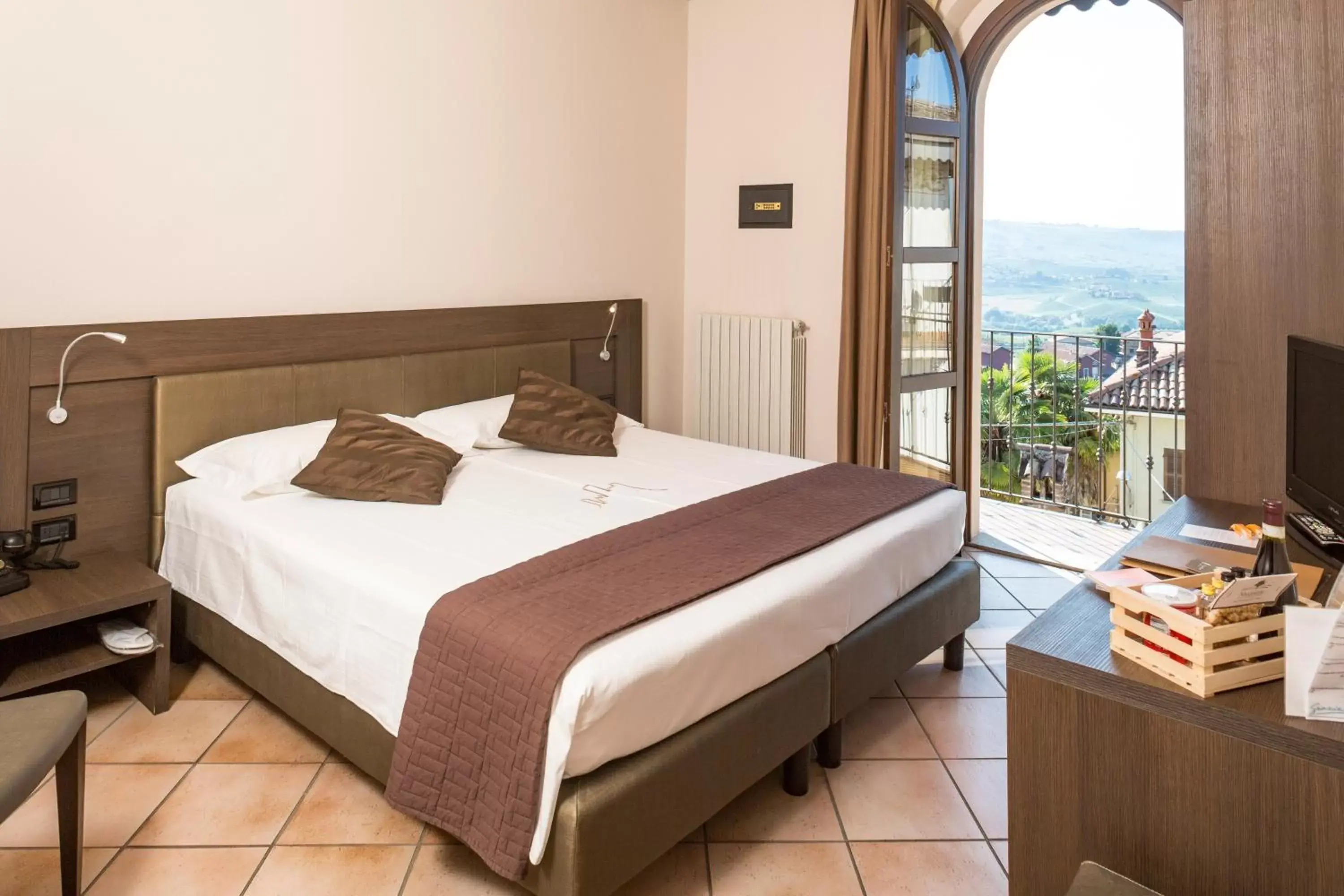 Double or Twin Room with Balcony in Le Torri - Castiglione Falletto Double or Twin Room with Balcony in Le Torri - Castiglione Falletto