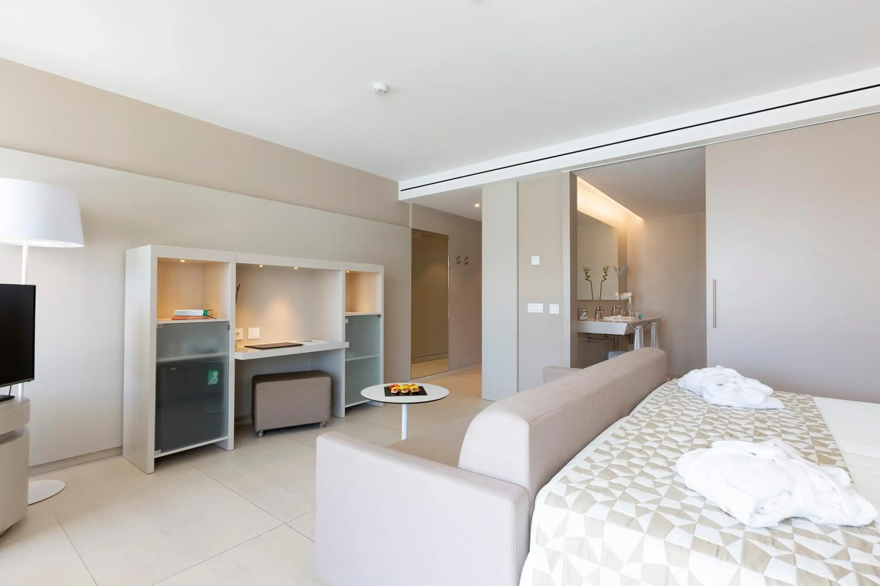 Junior Suite with Pool View in Hipotels Gran Playa de Palma Junior Suite with Pool View in Hipotels Gran Playa de Palma