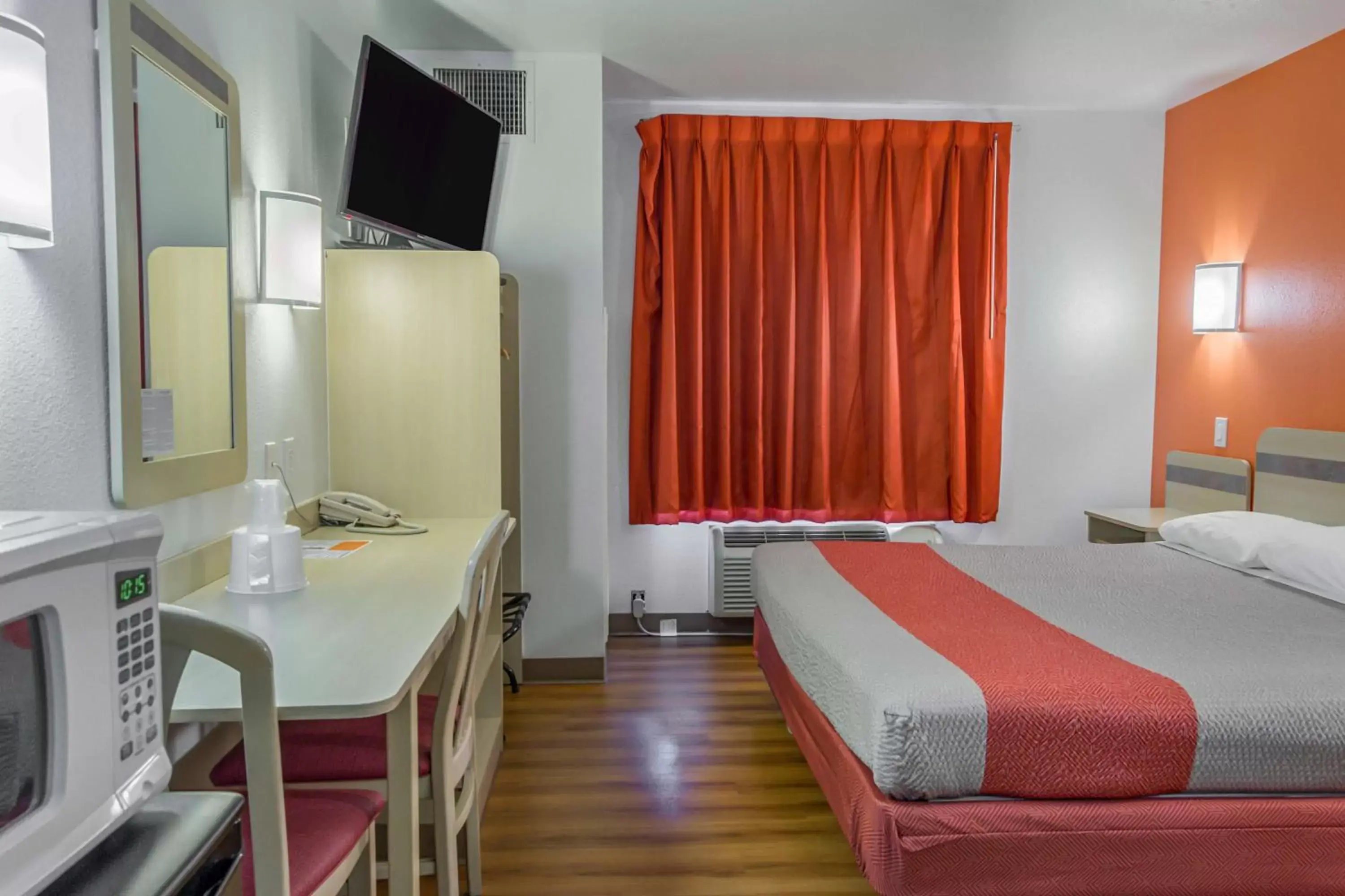 King Room - single occupancy - Non-Smoking in Motel 6-Redmond, OR King Room - single occupancy - Non-Smoking in Motel 6-Redmond, OR