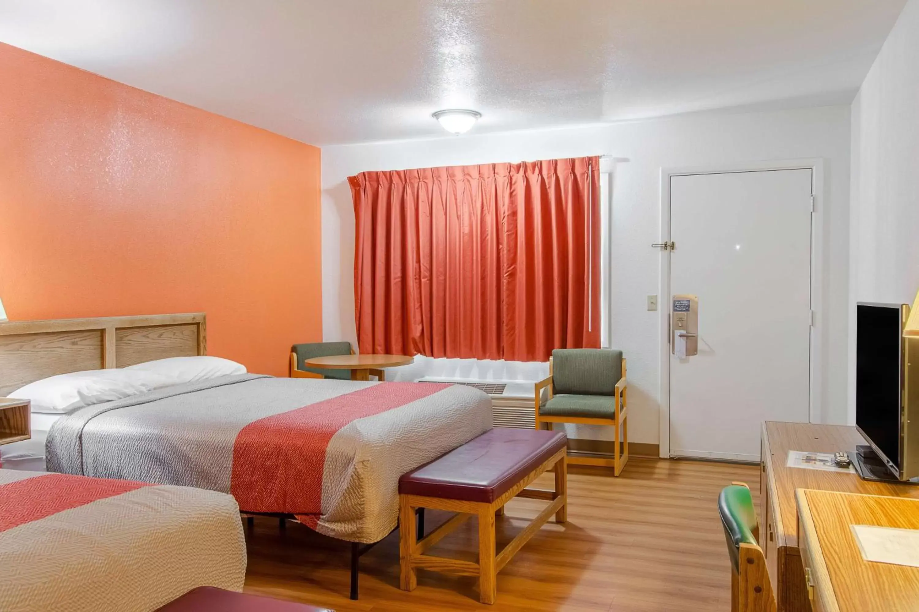 Deluxe Queen Room with Two Queen Beds - Non-Smoking in Motel 6-Madras, OR Deluxe Queen Room with Two Queen Beds - Non-Smoking in Motel 6-Madras, OR