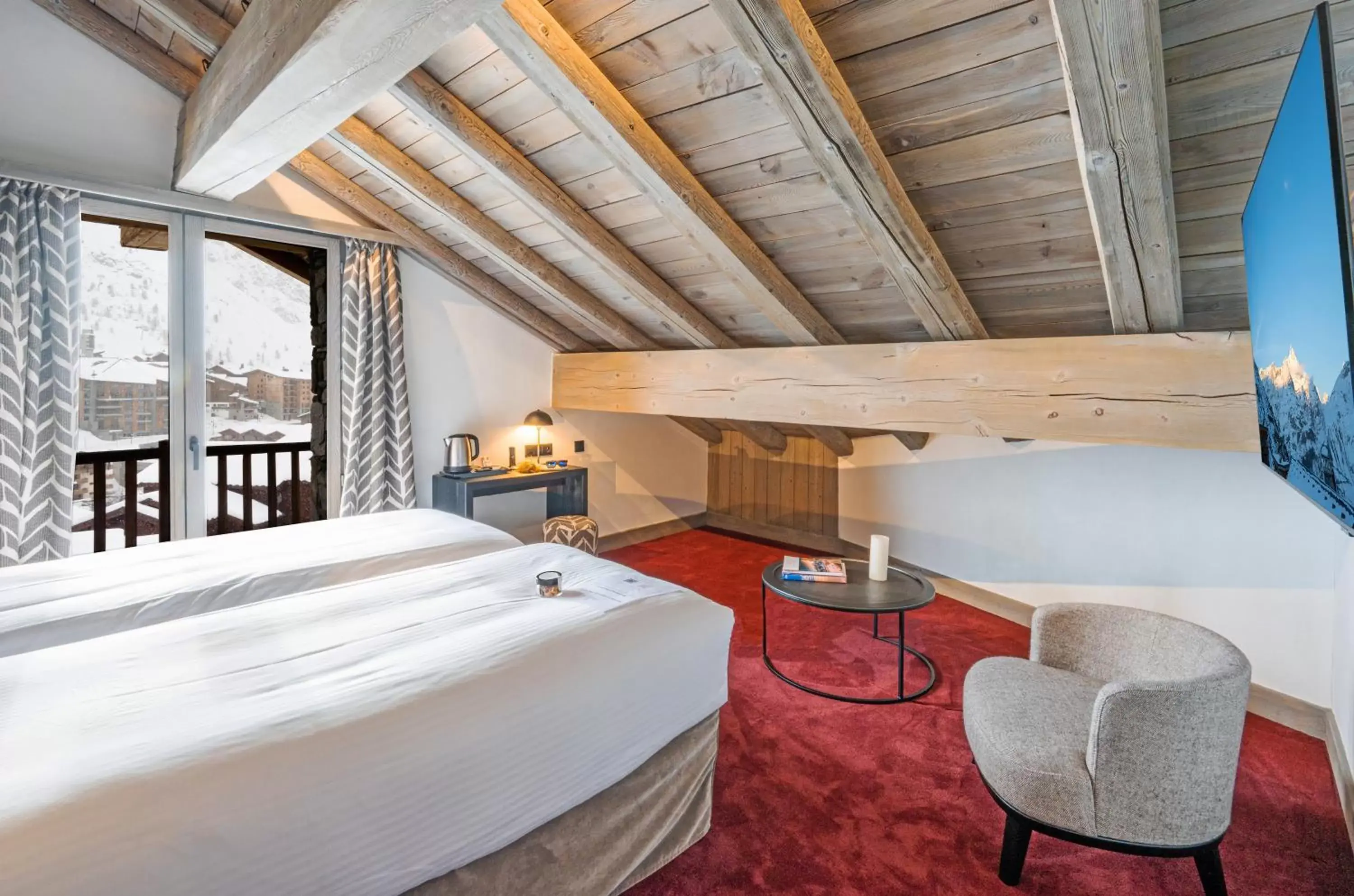 Double Room with Blacony - Mountain View in Hôtel L'Aigle du Montana by Les Etincelles Double Room with Blacony - Mountain View in Hôtel L'Aigle du Montana by Les Etincelles